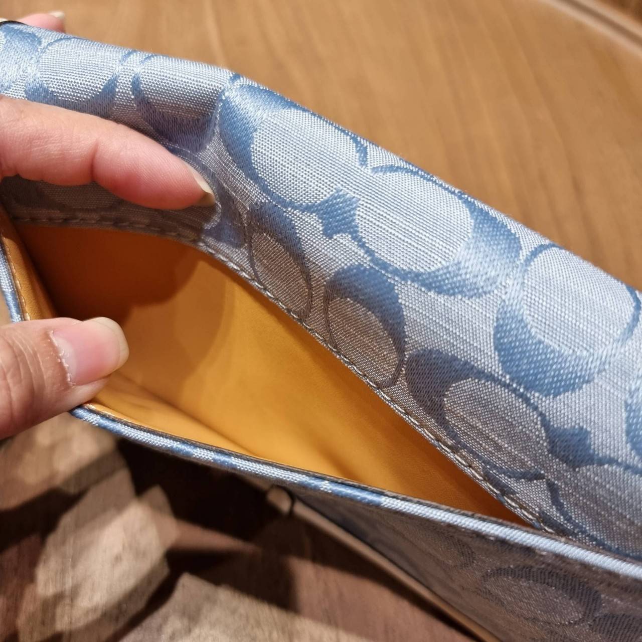 COACH C3824 FOLDOVER CROSSBODY CLUTCH IN SIGNATURE JACQUARD คลัทช์เก๋ๆที่สาวๆตามหา 2IN1 ไปอีกหนึ่ง!! กระเป๋าสะพายทรงคลัชท์ ใช้งานได้ถึง 2 แบบ จะพกเดี่ยวๆแทนกระเป๋าสตางค์ หรือคล้องสายสะพายข้าง สะพายชิคๆคูลๆ ก็ได้อีก มันดีงามมากทุกสี เพราะความละมุนของผ้า ja