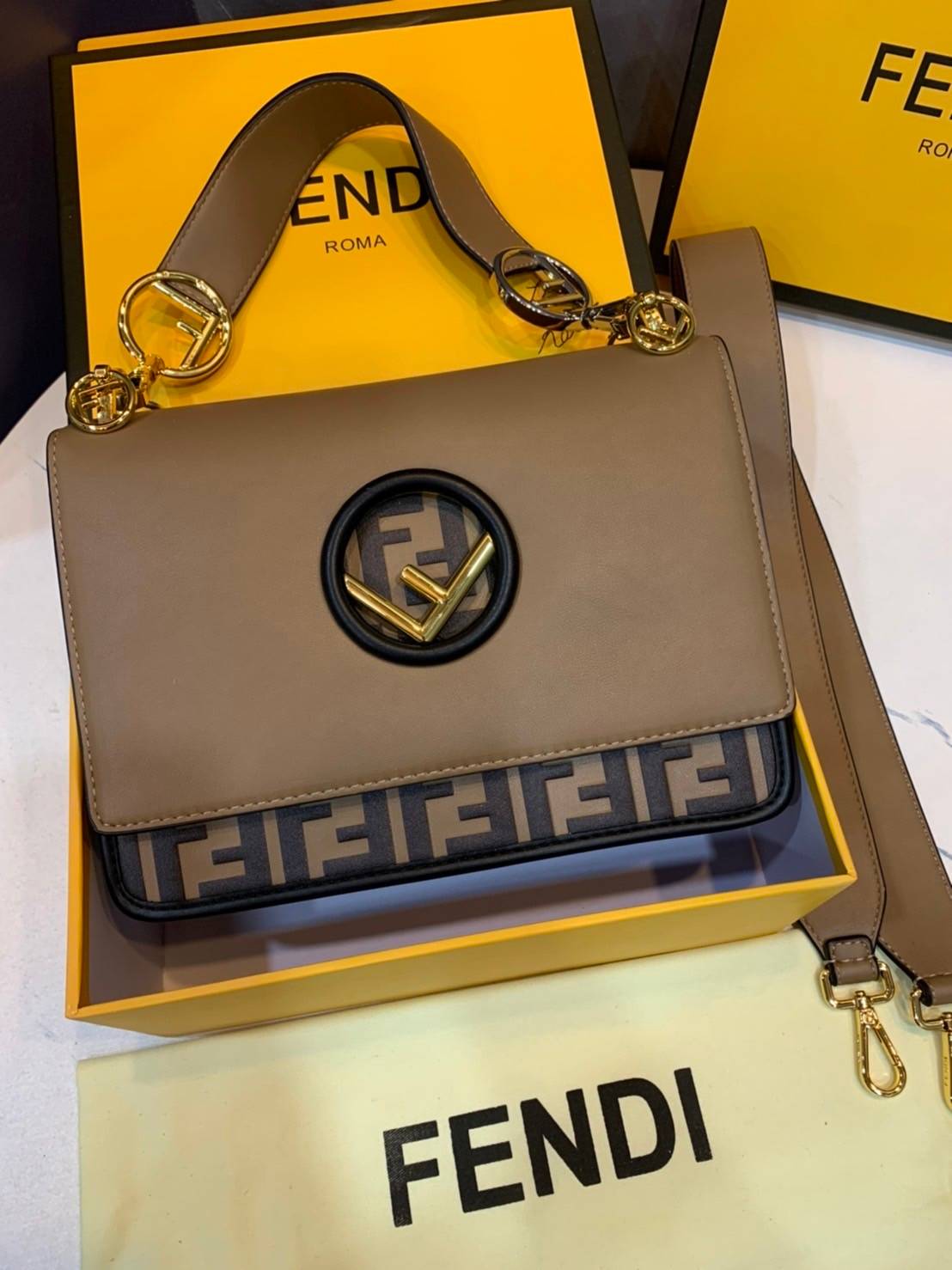 FENDI KAN leather bag เกรดออริจินอล ด้วยสีและลวดลายคลาสสิกตามแบบแบรนด์ เข้าได้กับสาวๆ ทุกสไตล์ บ่งบอกความเป็น FF ได้อย่างสมบูรณ์แบบ โทนสีแมตช์กับเสื้อผ้าได้ง่าย เสริมลุคสาวมั่นก็ลงตัว หรือเปลี่ยนมาติดสายสะพายยาวเพื่อสะพายคาดลำตัวก็ได้ความชิลและคล่องตัวไปอ