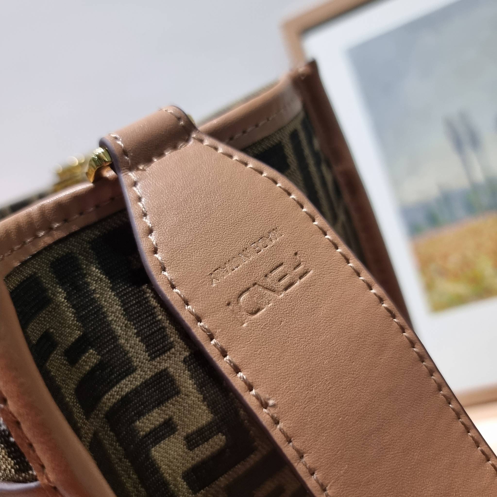 FENDI SHOPPING TOTE BAG / FENDI TOTE BAG กระเป๋าถือ/สะพายไหล่ ทรงสวย หรู ดูโดดเด่น ดีไซน์ทันสมัย วัสดุผ้าท็อปแคนวาสปั๊มลายแบรนด์รอบใบ ภายในโล่งกว้างมาก มาพร้อมหูจับในตัวและสายสะพายไหล่ ใช้งานได้ 2IN1