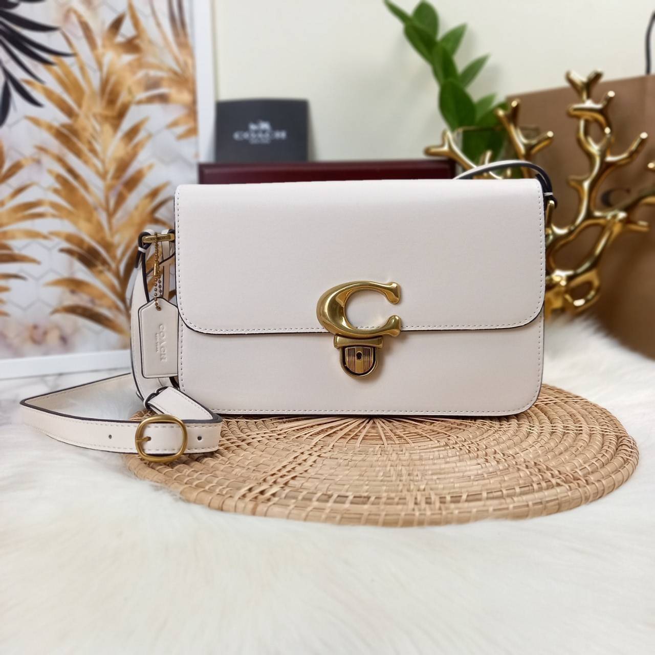 COACH STUDIO GLOVETANNED LEATHER SHOULDER BAG (C6641)🌺ห้ามพลาดเด็ดขาด!! สวยละมุน เรียบหรู ดูแพงสุดๆ!! //กระเป๋าถือ กระเป๋าสะพาย ดีไซน์เนี้ยบ! เฉียบมาก!// วัสดุหนังแท้ หนังเรียบเต็มใบ อยู่ทรง สวยมากๆ ดีเทลเรียบหรู ผู้ดีสุดๆ!// ด้านหน้าเปิด-ปิดด้วยต
