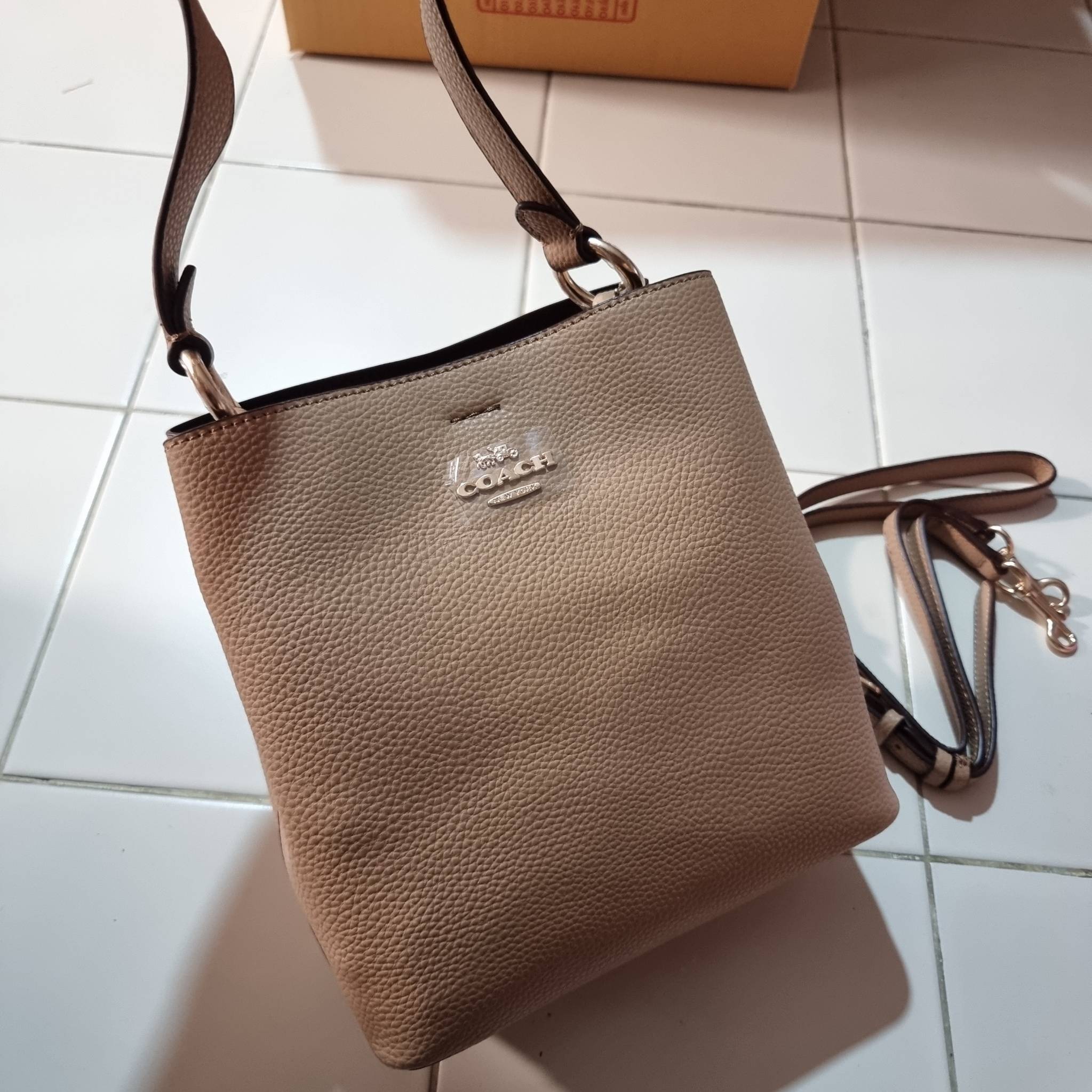 COACH 1011 SMALL TOWN BUCKET BAG รุ่นยอดนิยมใบเล็ก กระเป๋าทรงบัคเก็ต สีคลาสสิคเรียบหรู ตัดกับโลโก้สีทองดูโดดเด่น วัสดุหนัง pepble สวยคมทุกมุมจริงๆ!! เปิด-ปิดด้วยกระดุมแม่เหล็กทั้ง 2 ฝั่ง ภายในเป็นช่องโล่ง มาพร้อมสายสะพายปรับได้ตามตัว ขนาดใบนี้กำลังสวย สะพ