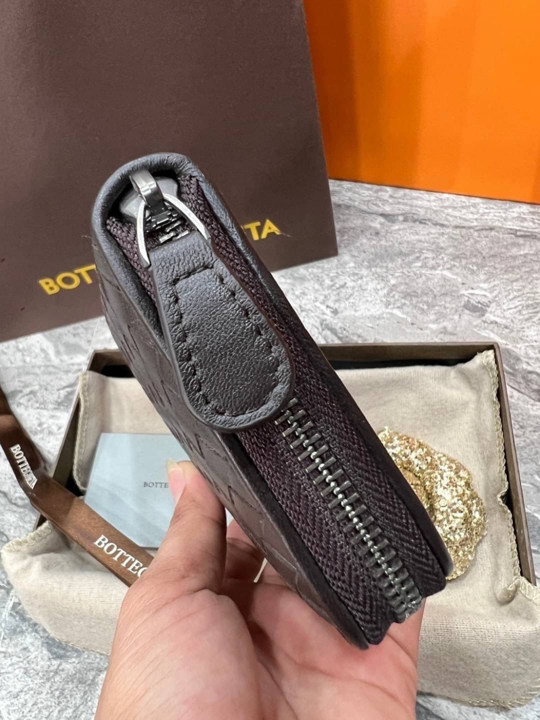 VIP 】หนังแท้ BOTTEGA VENETA LONG WALLET ZIP AROUND กระเป๋าสตางค์ใบยาวซิปรอบ รุ่นนี้หายากมากค่ะ เป็นรุ่นยอดนิยม ใช้ได้ทั้งหญิงชาย มาเท่าไหร่ไม่เคยพอเลยค่า เป็นรุ่นคลาสสิกที่หยิบมาใช้งานได้บ่อยที่สุด งานหนังแท้ทั้งใบสวยมากนะคะ ใช้ทนทานได้นานเลย ภาพสินค้าถ่า