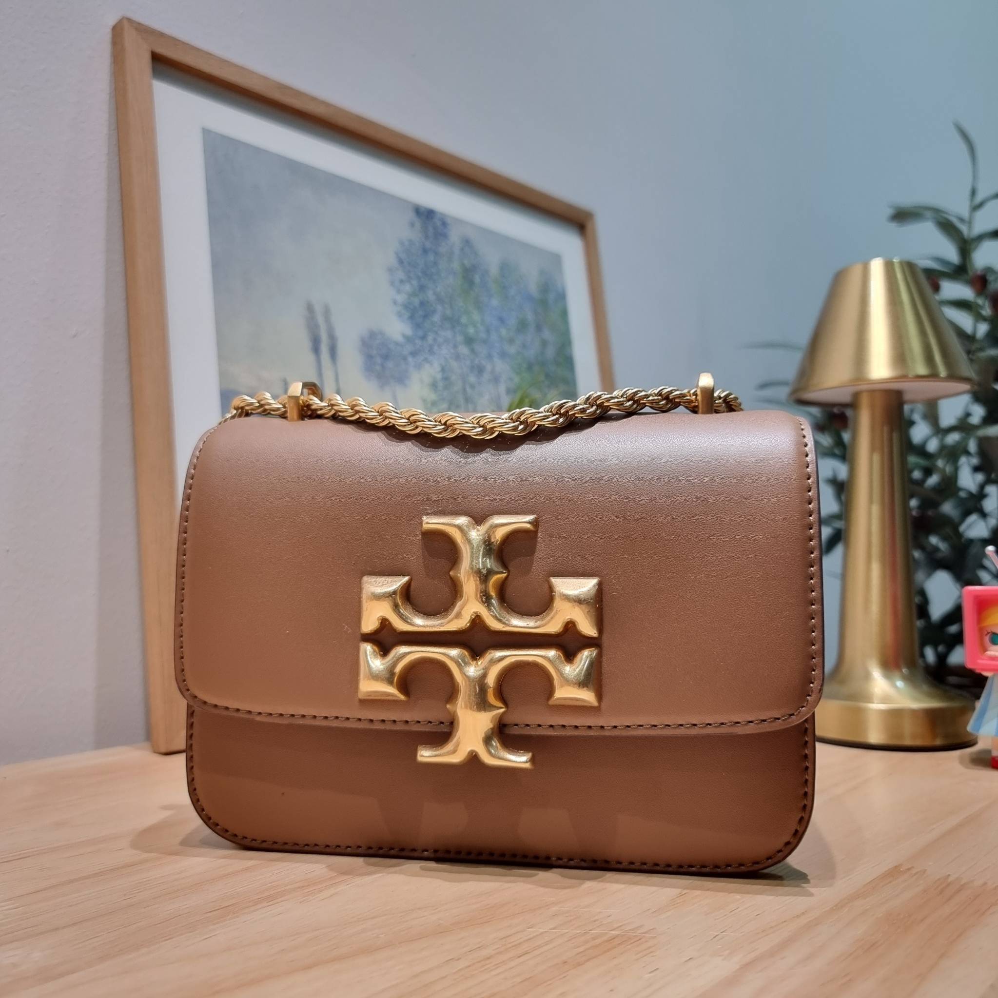 Tory Burch Bag / TORY BURCH ELEANOR SMALL CONVERTIBLE SHOULDER BAG ฮอตไอเท็ม รุ่นนี้ขายดีขายหมด สวยหรู คุณหนู ผู้ดี!! หายากมากแล้วน้า กระเป๋าสะพายข้าง ดีไซน์อยู่ทรง ขนาดกำลังสะดวกใช้ เปิด-ปิดด้วยแถบแม่เหล็ก