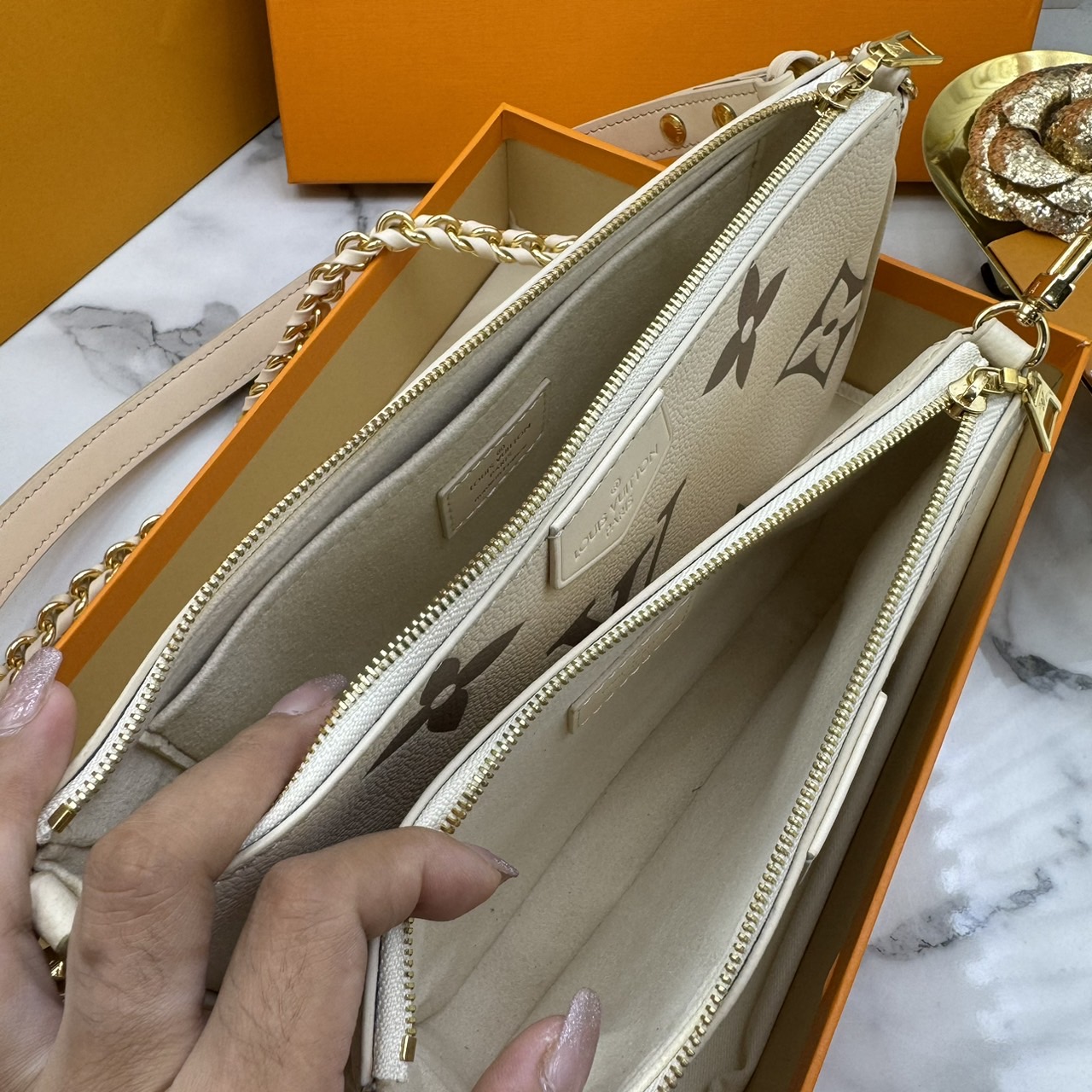 LV Multi Pochette Accessoires Bag กระเป๋าทรงพอช รุ่นใหม่ล่าสุด งานหนังแท้ สวยงามเลอค่า ตามแบบฉบับแบรนด์ ปั้มลายคมชัด มาเป็นเซ็ท 2 ใบ ใช้งานง่าย