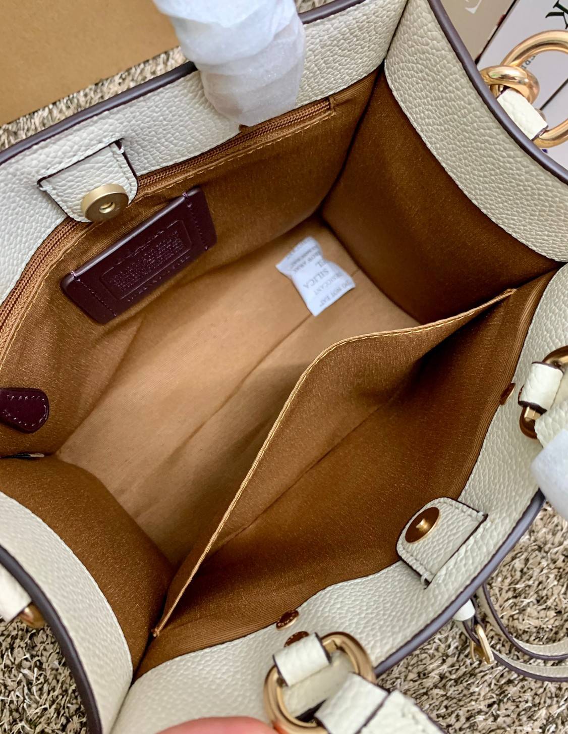 น่าใช้มากๆ สวยเกินราคาไปเลยจร้าา😘 COACH FIELD TOTE 22 SMALL BAG ((C5122)) พร้อมส่งความสวยที่ไทยค่ะ! กระเป๋าหิ้วหรือสะพายข้างได้ หนังแท้นิ่ม ใบจริงสวยมากๆเลยค่ะ ปากกระเป๋าแบบกระดุมแม่เหล็ก ภายในกว้างใส่ของจำเป็นของสาวๆได้เยอะเลย มีช่องซิปและช่องเล็