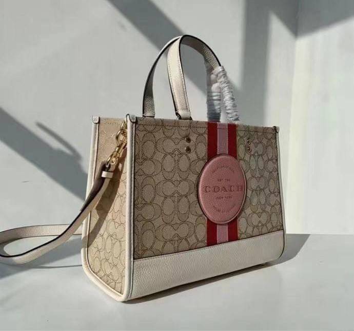 พร้อมส่ง 4ลาย 🌈ไม่มีในช๊อปไทยจร้าา😘 COACH DEMPSEY CARRYALL IN SIGNATURE JACQUARD WITH STRIPE AND COACH PATCH (C2826,C1527,C4113) พร้อมส่งความสวย! คุณภาพจัดเต็มค่ะ กระเป๋าทรงTote วัสดุ Jackquard+หนังแท้ ได้ลงตัวสวยงาม ด้านหน้ามีโลโก้แบรนด์ว