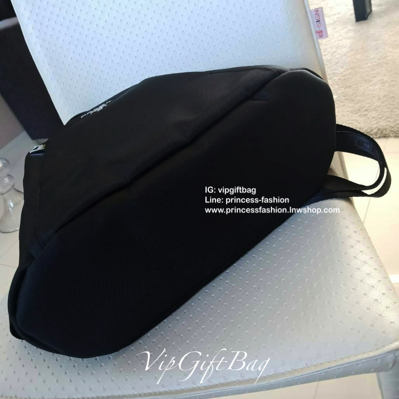 ุ่นใหม่พร้อมส่ง NEW!! PRADA NYLON BACKPACK กระเป๋าสะพายเป้ วัสดุทำจาก ผ้าPolyester คุณภาพดี สามารถกันน้ำได้ในระดับนึง เปิดปิดด้วยซิปจุของได้เยอะ สายสะพายหลังลายแบรนด์ สามารถปรับได้ฟรีด้านหน้ามีช่องซิป2ช่องใส่ของได้ ด้านในมีช่องแบ่งสามารถใส่มือถือได้ ใส่เอ