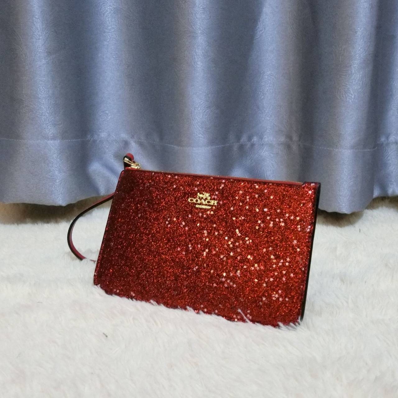 Coach Star Glitter Corner Zip Wristlet / FACTORY HK กระเป๋าคล้องมือทรงคลัช ตัวกระเป๋าตกแต่งกริ๊ตเตอร์ ด้านหน้าติดอะไหล่แบรนด์ สวยหรู เปิดปิดด้วยซิป ด้านในบุผ้ากำหยี่สามารถใส่โทรศัพท์มือถือได้ทุกรุ่น มาพร้อมสายคล้องมือ 1เส้น MUST HAVE!!