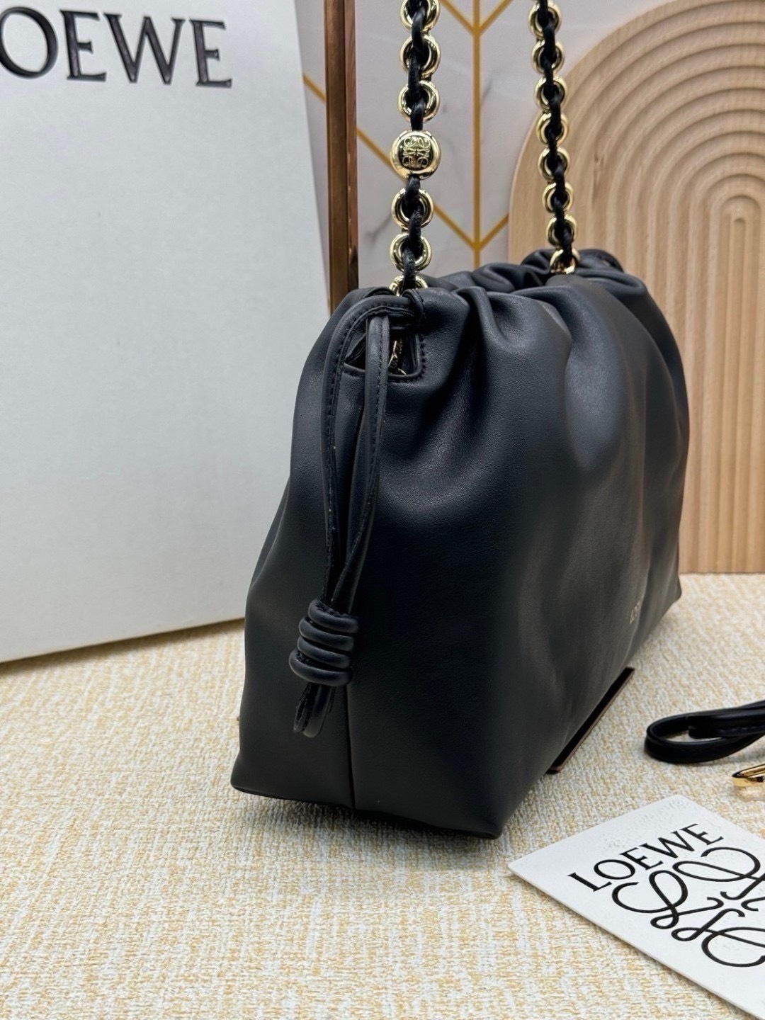 ORI หนังแท้ | Medium Loewe Flamenco purse in mellow nappa leather 30cm กระเป๋าสะพายทรงคลัช เรียบหรูดูแพง เรียบง่ายใช้งานสะดวก หนังแนปป้าให้สัมผัสนุ่มสบายผิว มาพร้อมสายสะพายร้อยห่วงหรูหรา