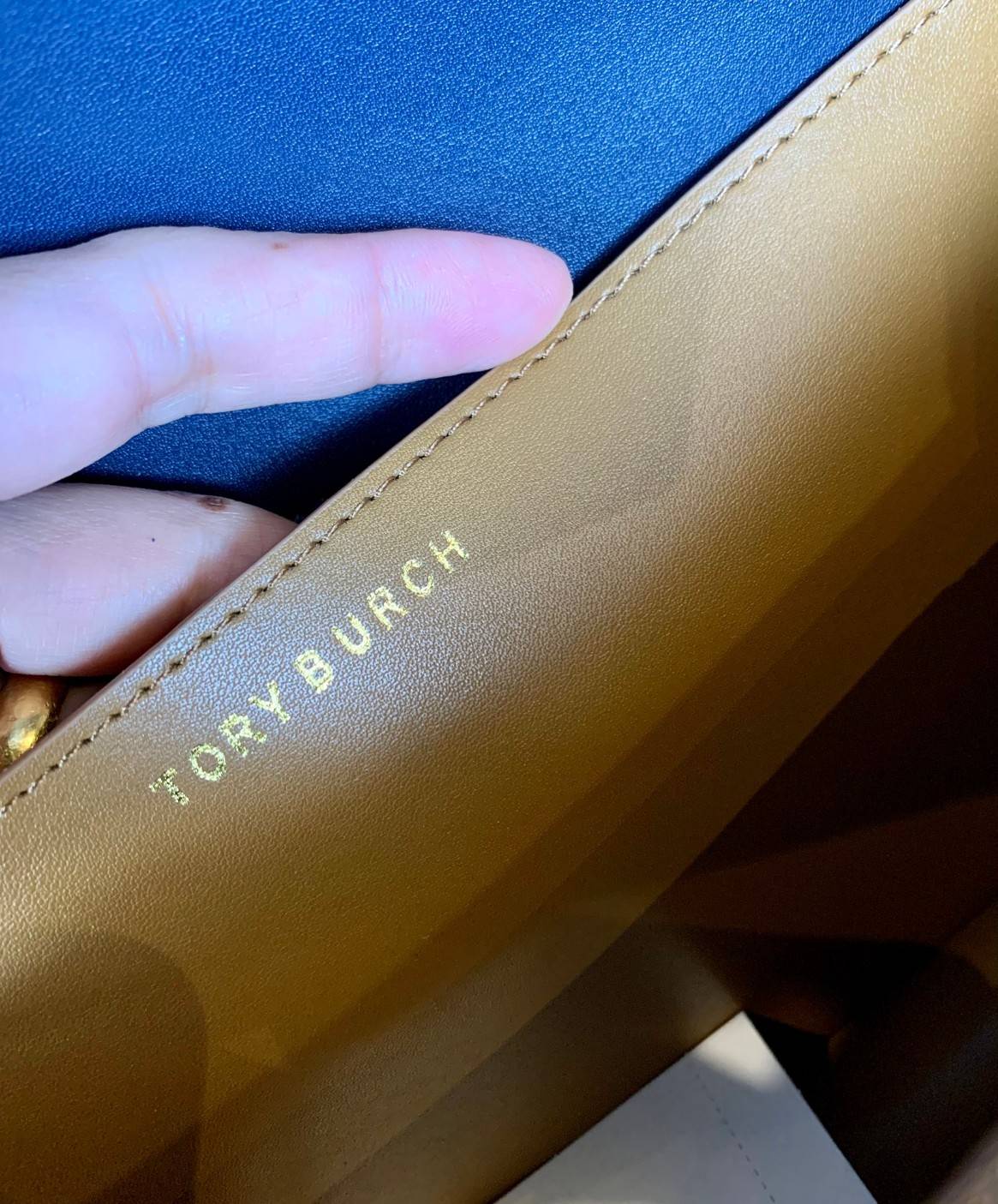 คุณภาพจัดเต็มกันเลยค่าา😘Tory Burch T Monogram Jacquard Shoulder Bag ห้ามพลาด! กระเป๋าสะพายแบบครอสบอดี้ร์ วัสดุJacquard+หนังแท้ชั้นดี ได้ลงตัวสวยงาม รูปแบบร่วมสมัยตามแบบฉบับแบรด์ได้ดีทีเดียวค่ะ! เปิดปิดกระเป๋าแบบอะไหล่แบรนด์ล็อคแม่เหล็ก