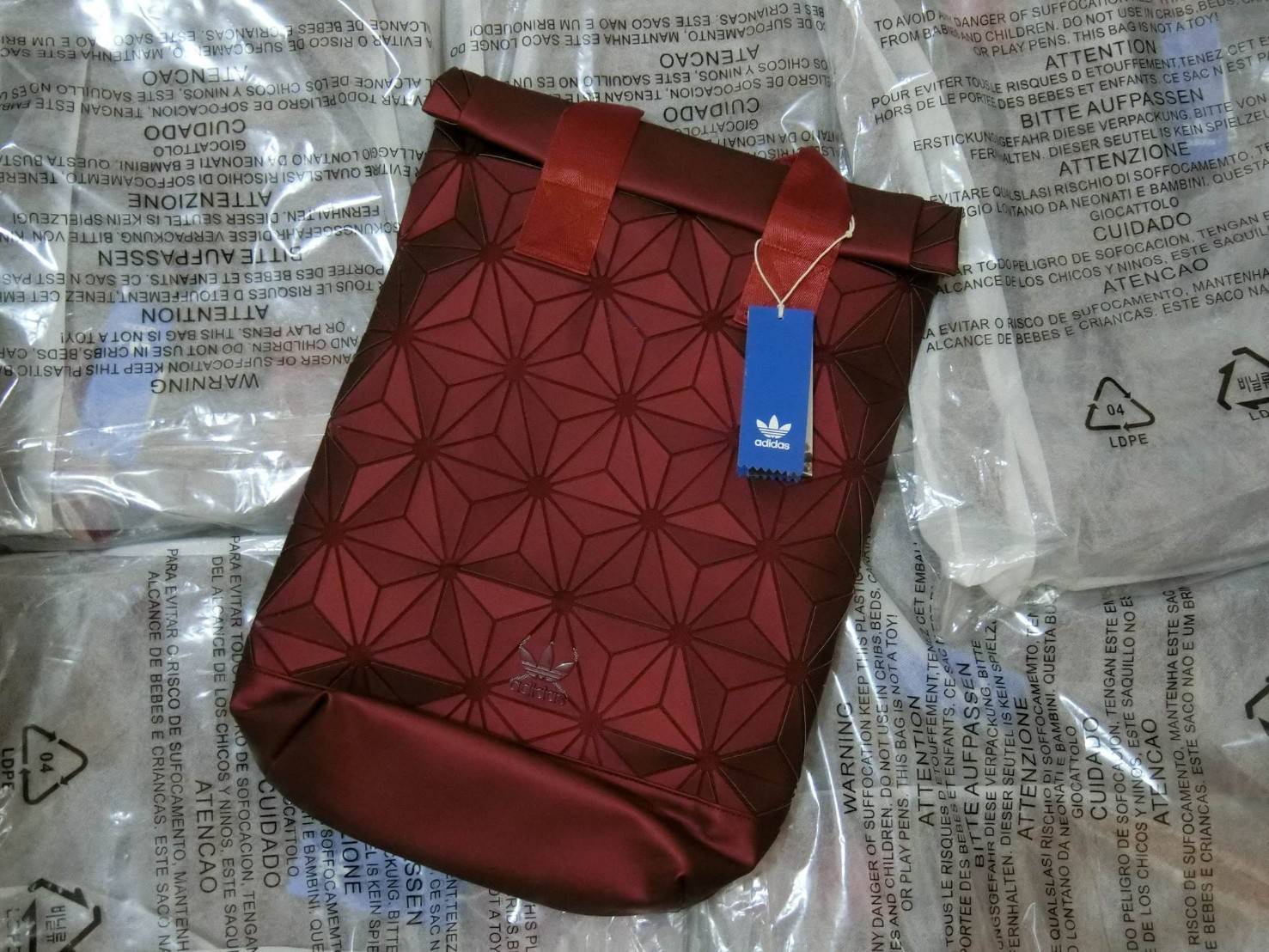 Adisas Originals BP Roll Top 3D Mesh 2017 Backpack Bag DH0100 กระเป๋าเป้สะพายหลัง ดีไซน์แบบ 3 มิติ วัสดุ polyurethane สีดำด้าน โดยใช้ลูกเล่นของเหลี่ยม และมุมเชื่อมเข้าหากัน การออกแบบกระเป๋าเป็นเหมือนถุงทรงสูง ส่วนปากกระเป๋า เปิดปิดแบบตีนตุ๊กแก ม้วนพับ และ