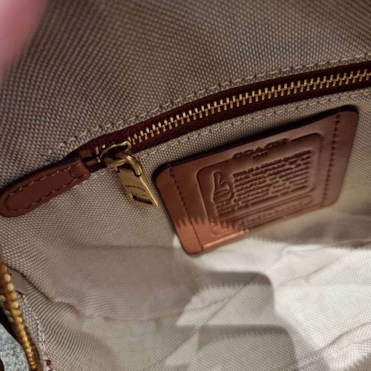 COACH 38680 CANTEEN CROSSBODY IN SIGNATURE CANVAS กระเป๋า crossbody รุ่นหายาก ทรงกลมสวยเด่น มีดีเทลเพิ่มความหรู ด้วยสีของอะไหล่ วัสดุหนังแคนวาสสลับหนังแท้ มีช่องย่อย เปิด-ปิดช่องหลักด้วยซิป ภายในโล่งกว้าง มีช่องซิปแยกให้อีก สายสะพายครอสปรับใช้ได้ตามตัว ใบ