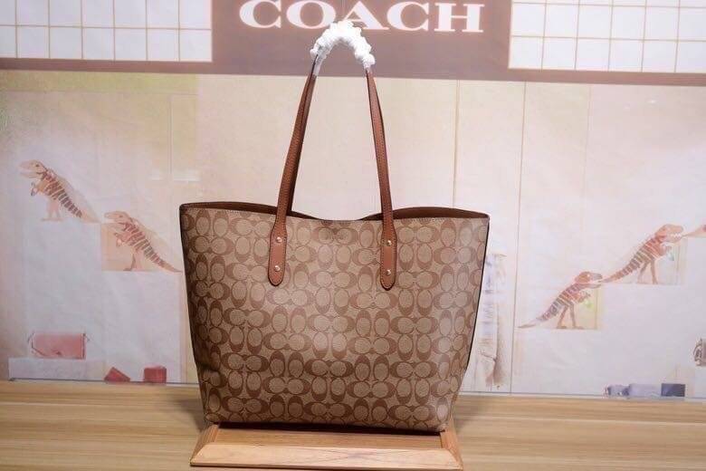 รุ่นยอดนิยม COACH TOWNTOTE IN SIGNATURE CANVAS F76636 กลับใช้ได้ทั้งสองด้าน ใบขนาดใหญ่จุใจ ใส่ของได้เยอะมากกก เป็นรุ่นที่สวยตลอดกาล ควรมีติดตู้ไว้เลยค่าา