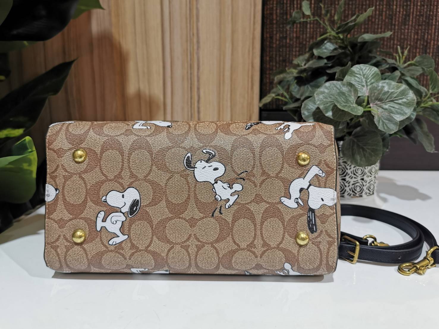COACH FACTORY BOSTON BAG IN SIGNATURE X SNOOPY COLLECTION กระเป๋าถือหรือสะพายคอลเลคชั่นพิเศษจาก Coach Factory วัสดุ Signature refined calf leather หนังแท้ลายคอลเลคชั่น Snoopy เทคเจอร์สวยอยู่ทรง ดีไซน์ยอดนิยม ด้านหน้ามีโลโก้และช่องซิปแบรนด์ ช่องหลักเปิดปิด
