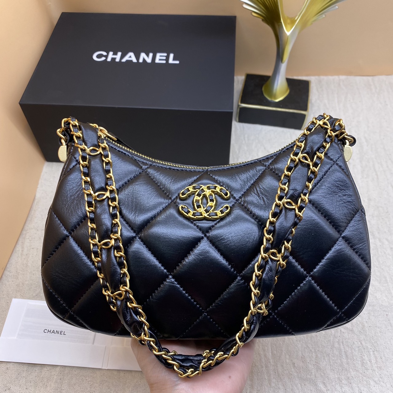 CHANEL 23K HOBO Medium 25cm ออริสลับแท้ ใช้งานต่างประเทศได้ งานเกรดหนังสวย อะไหล่ทองสวยหรู กระเป๋าสะพายทรงโฮโบ มี 2 ขนาดกำลังสวย ดีไซน์ใหม่ 2023