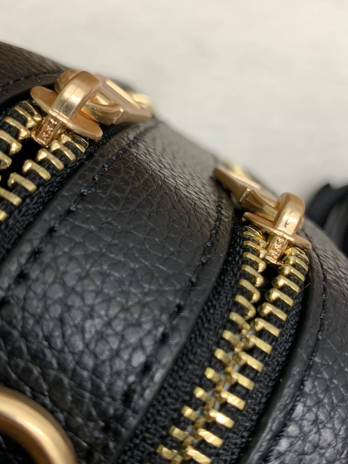 COACH JES CROSSBODY WITH HORSE AND CARRIAGE PRINT ((91109)) กระเป๋าสะพายครอสบอดี้ร์ หนังแท้นิ่ม ลายปริ้นรถม้าทั้งใบสวยงามมากๆค่ะ กระเป๋าแบ่งเป็น2ช่องซิปหลัก ช่องกว้างสามารถใส่กระเป๋าเงินใบยาวได้;ของจำเป็นได้ครบเลยค่ะ;มีช่องให้ใส่ของจุกจิก;พร้อมช่องโล่งด้า