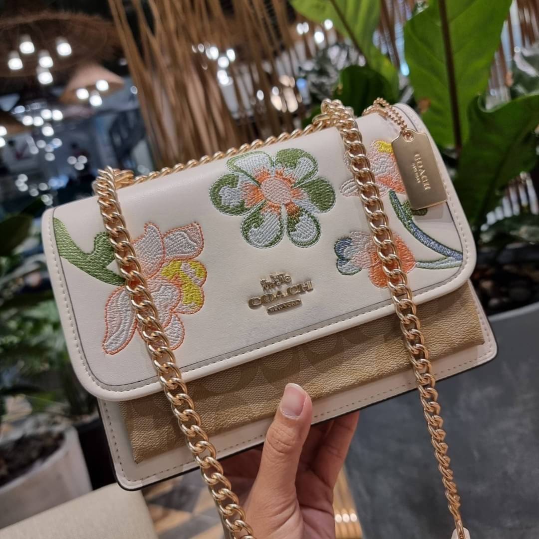 COACH C9230 KLARE CROSSBODY IN SIGNATURE CANVAS WITH FLORAL EMBROIDERY น้องใหม่คอลล่าสุด กับกระเป๋าสะพายข้าง โทนสีละมุนลูกคุณหนู ดีไซน์ปักดอกไม้เพิ่มลูกเล่น ให้ดูแพง วัสดุผนังแคนวาสสลับหนังแท้ สายสะพายโซ่สลับหนัง สะพายยังไงก็ขับผิว เปิด-ปิดด้วยกระดุมแม่เห