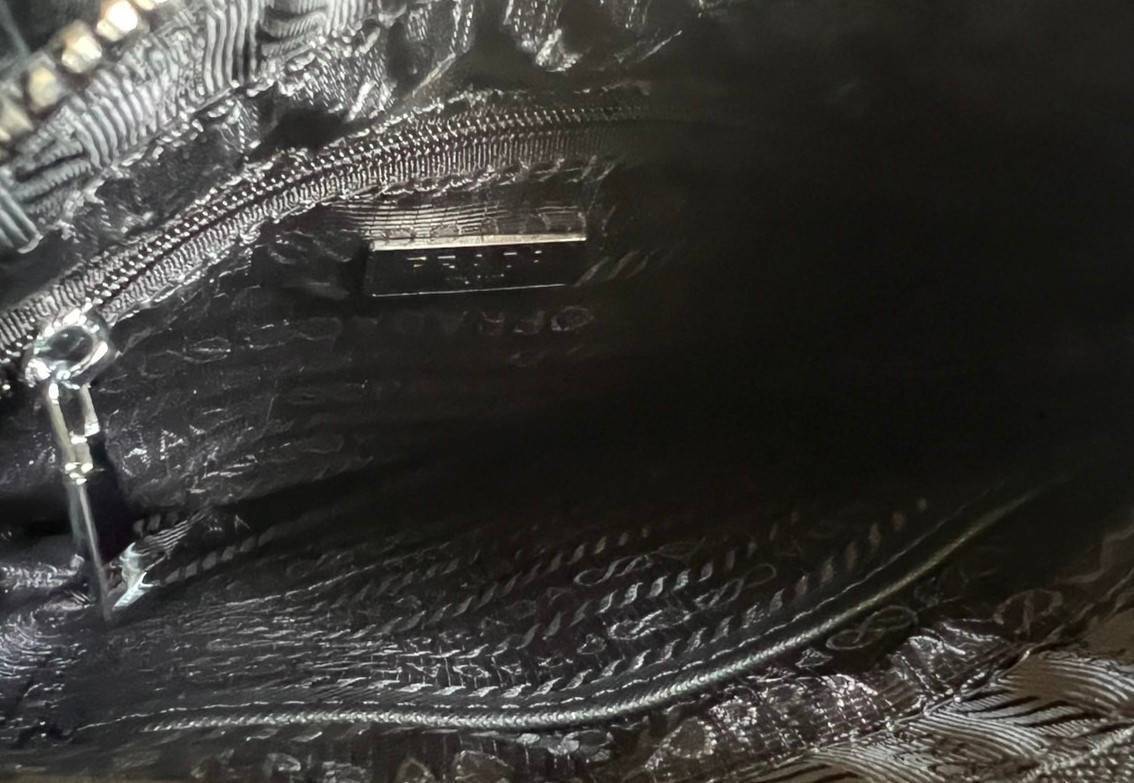 เซทสุดคุ้ม! ซื้อ1ได้ถึง3 PRADA CRYSTALS MINI TOTE BAG WITH KEYCHAIN AND VACUUM BOTTLE VIP สวยหรูดูดี items นี้คุ้มมากๆได้ถึง3อย่างทั้งกระเป๋าสะพาย(พร้อมสายโซ่)+พวงกุญแจ+กระบอกน้ำครบชุด ไอเท็มแนะนำน่าใช้ควรค่านักสะสม