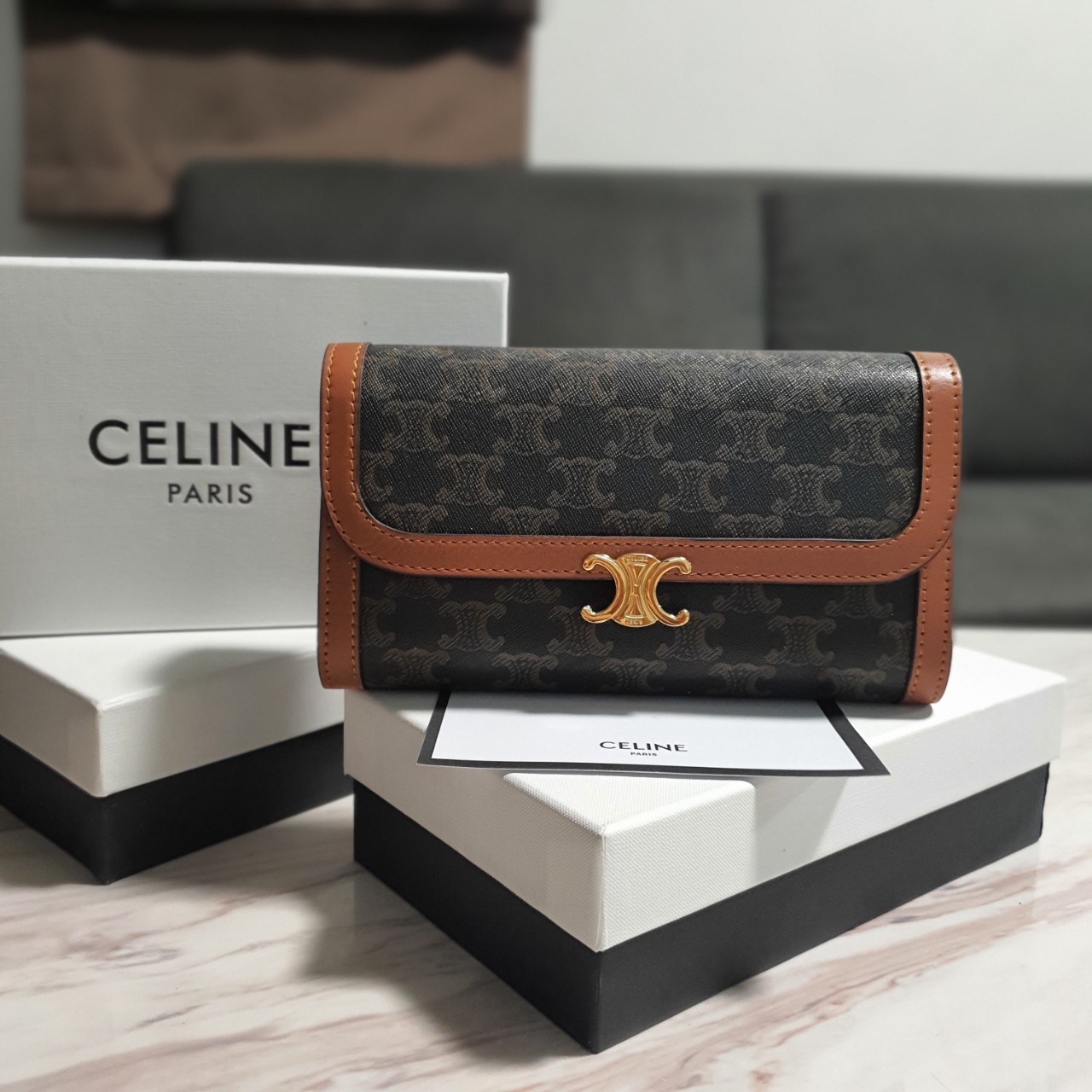 CELINE WOC BAG VIP GIFT WITH PURCHASE (GWP) พรีเมี่ยมกิ๊ฟ Limited Edition จาก PERFUME DUTYFREE COUNTER กระเป๋าทรง WOC ใช้ได้ทั้งกระเป๋าสตางค์ คลัช และครอสบอดี้ วัสดุหนังทั้งใบ ด้านในเปิดปิดด้วยกระดุม มีช่องใส่ธนบัตรใหญ่2ช่องและช่องซิปกลาง1ช่อง ใส่บัตรได้ห