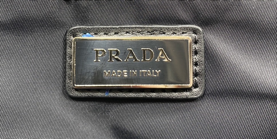 ORI หนังแท้ | Prada Re-Nylon and leather backpack กระเป๋าสะพายหลัง เป้ผ้าไนลอนรูปทรงเรขาคณิตเรียบหรู สถาปัตยกรรมและเส้นสาย ผสมผสานรูปทรงและวัสดุที่ตัดกันอย่างลงตัว