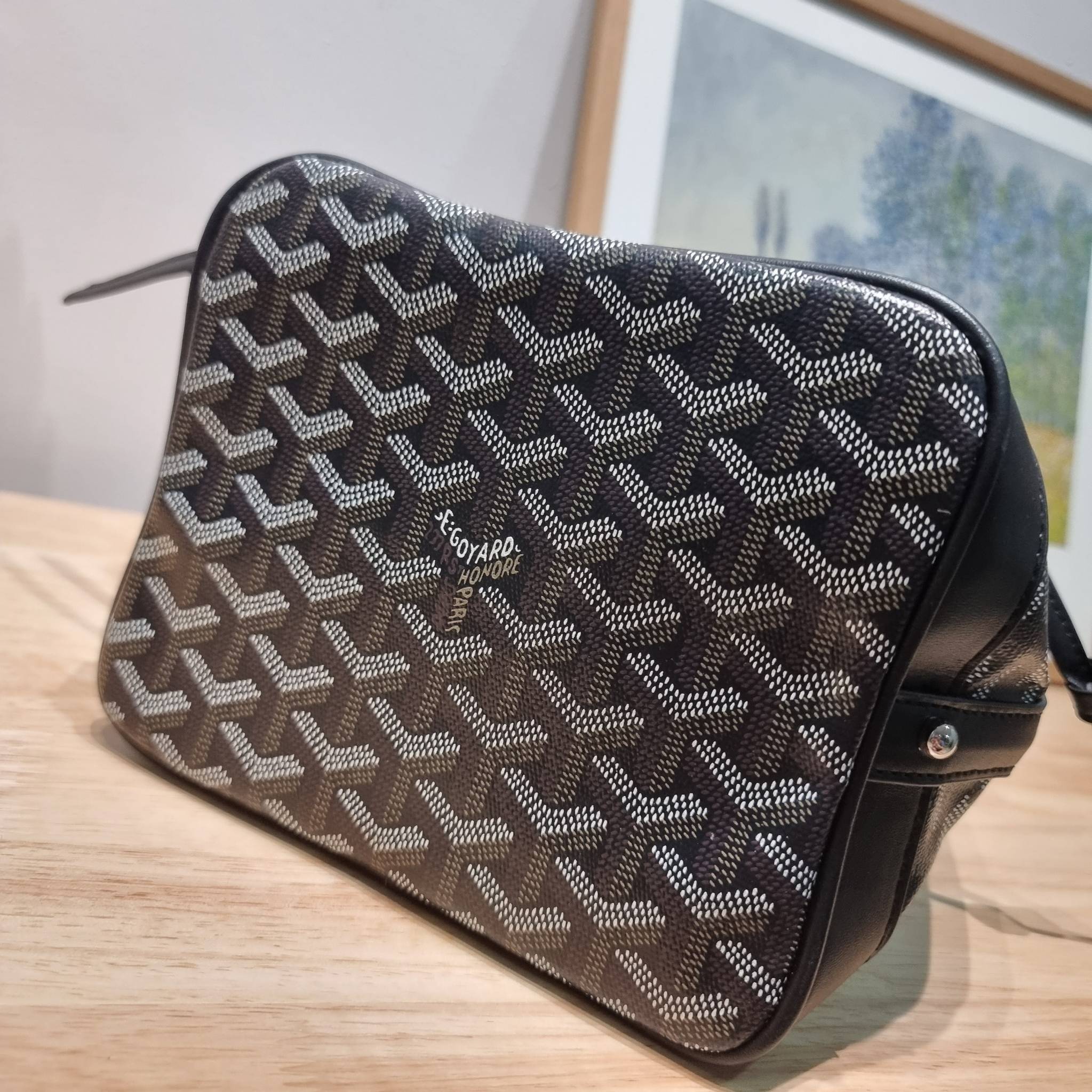 GOYARD PETITE FLOT BUCKET BAG กระเป๋าสะพายทรงบัคเก็ต ที่ดีไซน์สะดวกต่อชีวิตมาก รูปทรงคลาสสิค ดีไซน์เป็นเอกลักษณ์ สดใสทุกสี ดูผู้ดีในตัว วัสดุหนังแคนวาสพิมพ์ลายสวยคม ปากกระเป๋ารูดเปิด-ปิดได้ตามชอบ ภายในเป็นช่องโล่ง ใส่กระเป๋าสตางค์ มือถือ ได้ครบถ้วน มาพร้อ