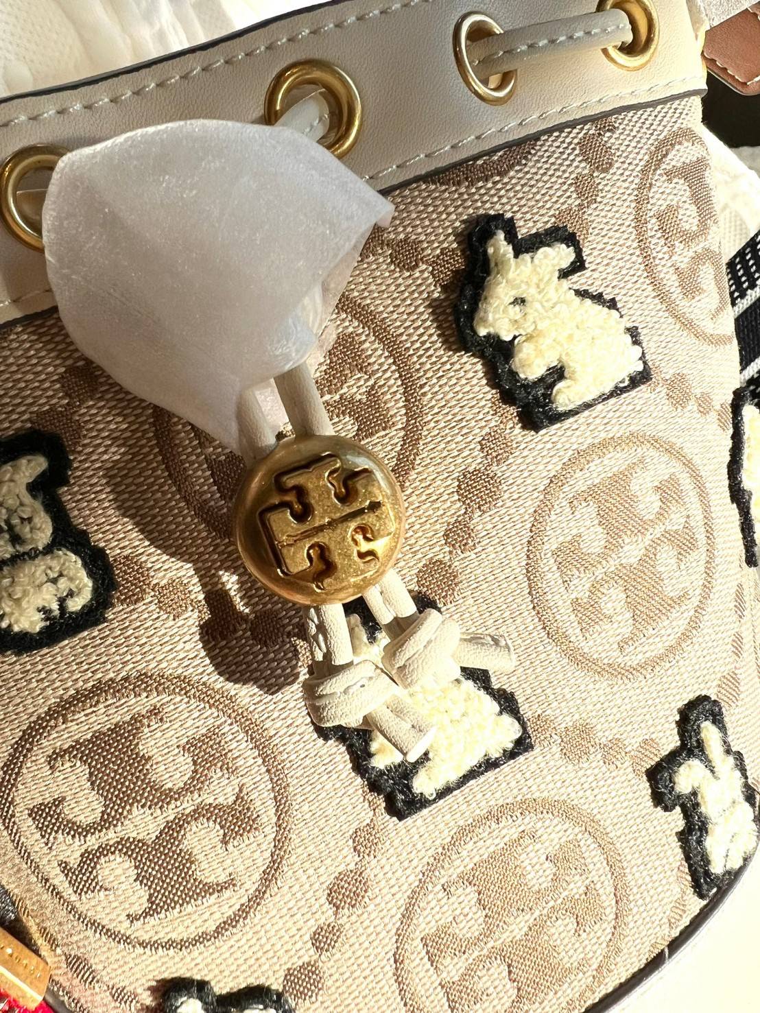 TORY BURCH MINI T MONOGRAM EMBROIDERED RABBIT BUCKET BAG WITH LEATHER SMALL WALLET ((143230)) 🎁 เปิดตัวรุ่นใหม่ได้น่ารักและสวยงามมากๆ พร้อมส่งที่ไทยก่อนใคร