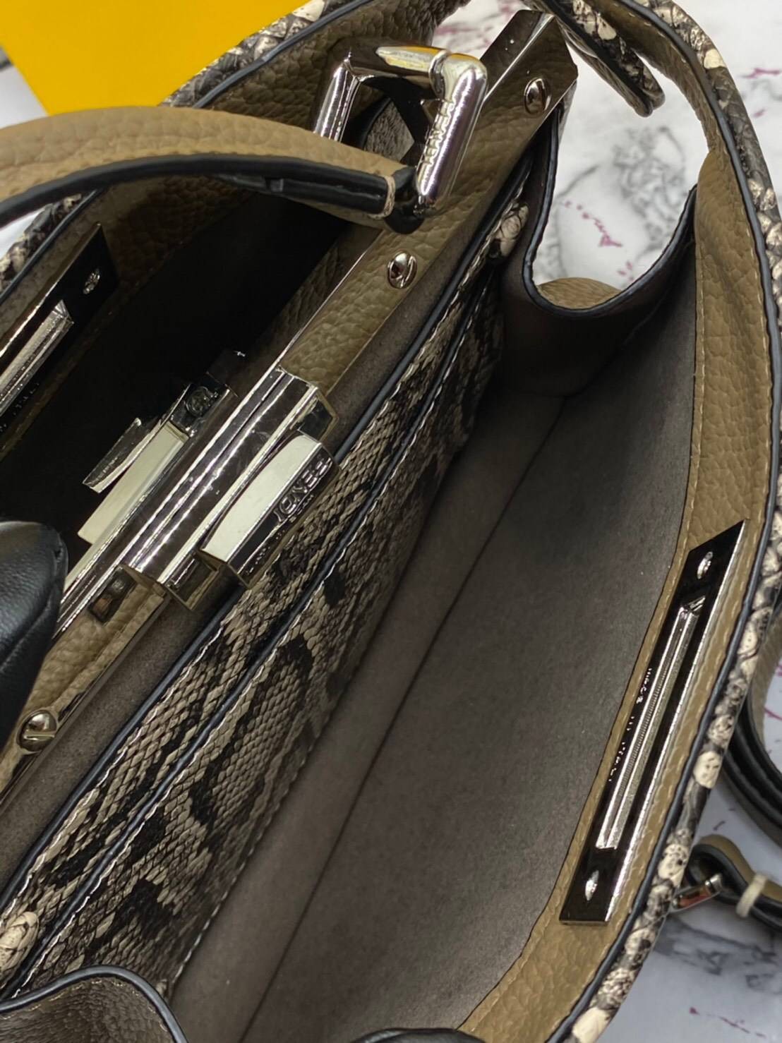 FENDI Capsule Collection Size 27cm กระเป๋าถือหรือสะพายข้างได้ หนังสวยมาก รูปแบบให้กลิ่นอายของความคลาสสิก หรูหรา มีคลาส การออกแบบที่โชว์ทั้งเอกลักษณ์ของแบรนด์และความมีสไตล์ ใช้งานง่าย จะถือหรือสะพายก็คล่องตัวทุกรูปแบบเลยค่ะ ใบจริงสวยมาก ไม่ควรพลาดด้วยประกา