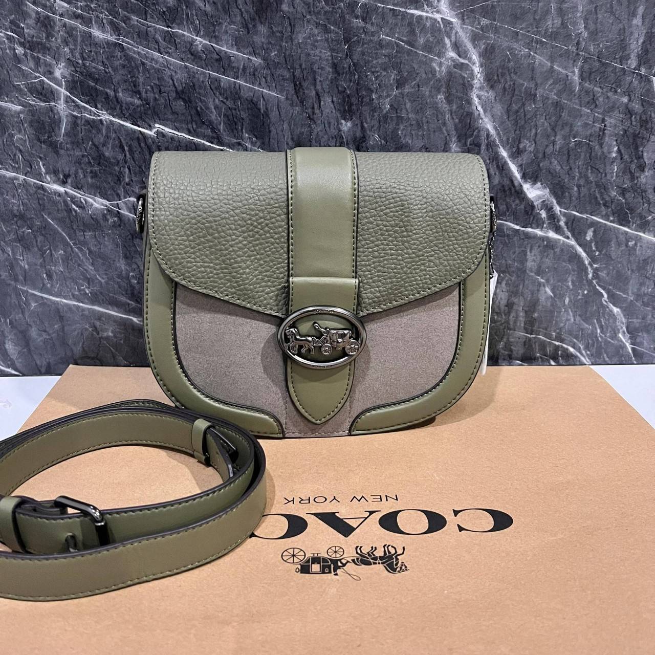 OUTLET 】COACH C2805 GEORGIE SADDLE BAG ใบงาม น้องน่ารัก สุดเรียบหรู เลยทีเดียว วัสดุหนังpebble ตัวกระเป๋าหนังแท้ ตรงกลางตัดกำมะหยี่เพิ่มความหรูหราอย่างลงตัว ภายในกระเป๋ามีช่องเอนกประสงค์กระดุมแป๊ก ซับในผ้า ด้านนอกกระเป๋าเปิด สายสะพายถอดปรับระดับ สำหรับสะพ