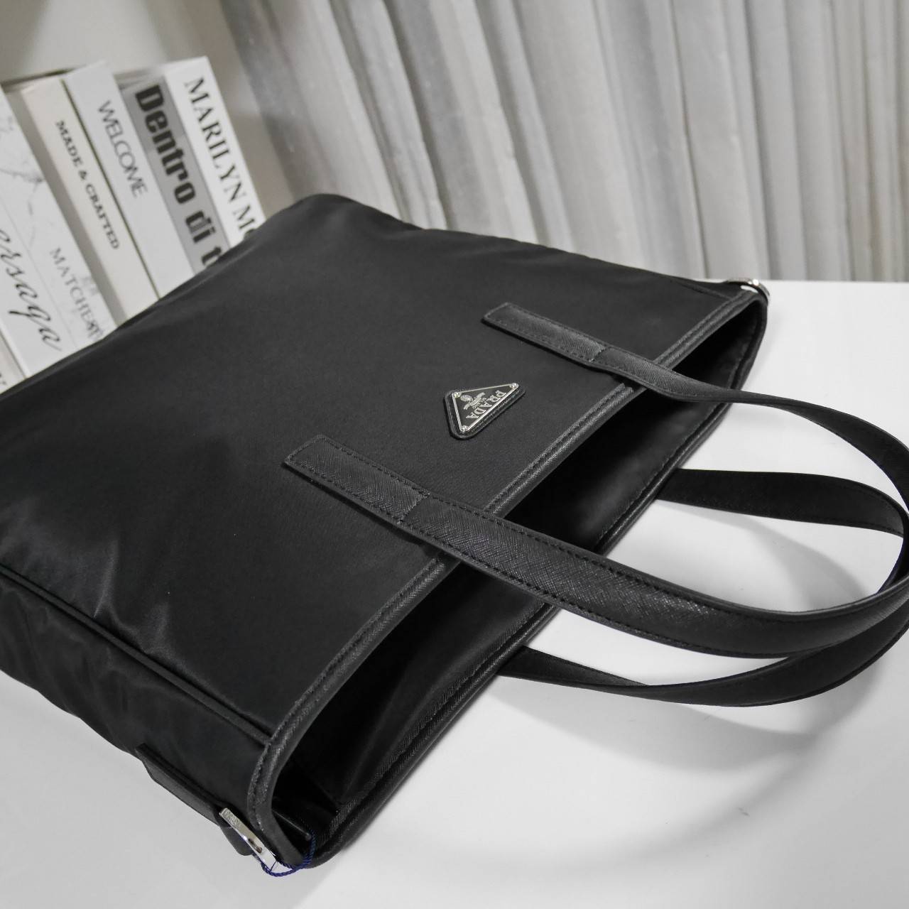 PRADA TOTE NYLON BAG งานใบใหญ่สำหรับคนชอบพกของเยอะมาแล้วค่า เป็นกระเป๋าผ้าไนล่อน ตั้งอยู่ทรงสวย หลงรักเลยคะ สะพายไหล่ได้ ถือก็สวยๆ ใช้แล้วสวยมากๆ