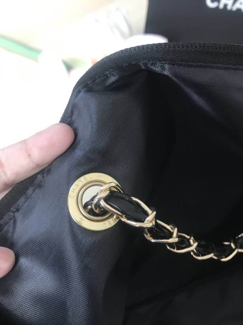 New Gorgeous☆☆ กระเป๋าใบใหญ่ทรง Tote จากแบรนด์ Chanel VIP gift Bag ทำจากผ้าหนา Polyester ฐานล่างกระเป๋าทำจากหนังแก้วผิวมันเงา สวยหรู สกรีนโลโก้ชาแนลหน้าหลัง หัวซิปปั้มโลโก้ ด้านในเป็นช่องกว้าง และมีอีกหนึ่งช่องเก็บของ รุ่นนี้สะพายไหล่เป็นสาย