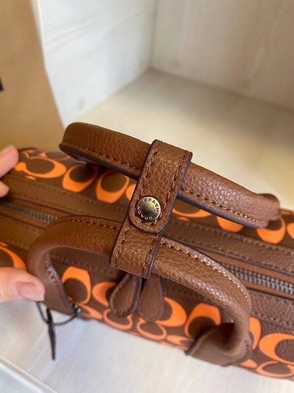 COACH GOTHAM DUFFLE / Coach Gotham 24 travelling bag handbag shoulder bag พร้อมส่ง กระเป๋าทรงหมอนรุ่นใหม่บ่าสุดปี 2022 รุ่นนี้สามารถใช้ได้ทั้งชาย//หญิง หนังแท้อย่างดี นิ่มทรงสวย มากๆค่ะ ภายในกระเป๋าสามารถใส่สัมภาระที่จำเป็นในชีวิตประจำวันได้ครบเลยค่ะ; มีช