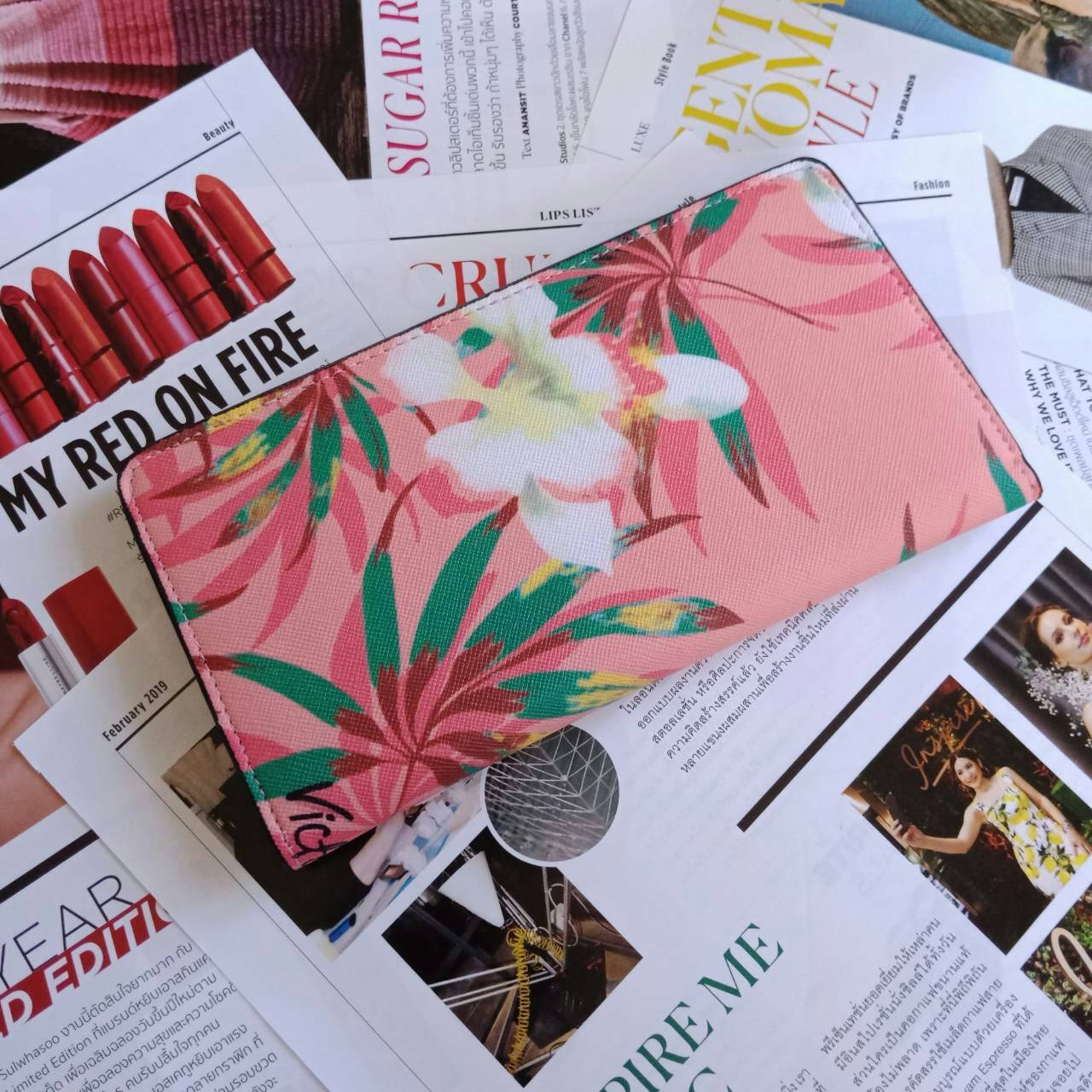 กระเป๋าสตางค์แบบพับจากแบรนด์ดัง VICTORIA'S SECRET แบบพับฝาเปิด ดีไซน์สวย พิมพ์ลายบนหนังpu ด้านหน้าประดับโลโก้ เปิดปิดง่าย ตามแบบฉบับของ Victoria ลุคทันสมัย ใส่บัตร+แบงค์ได้เยอะ แถมมีช่องซิปด้วย น้ำหนักเบา รุ่นนี้ขอแนะนำคะ!