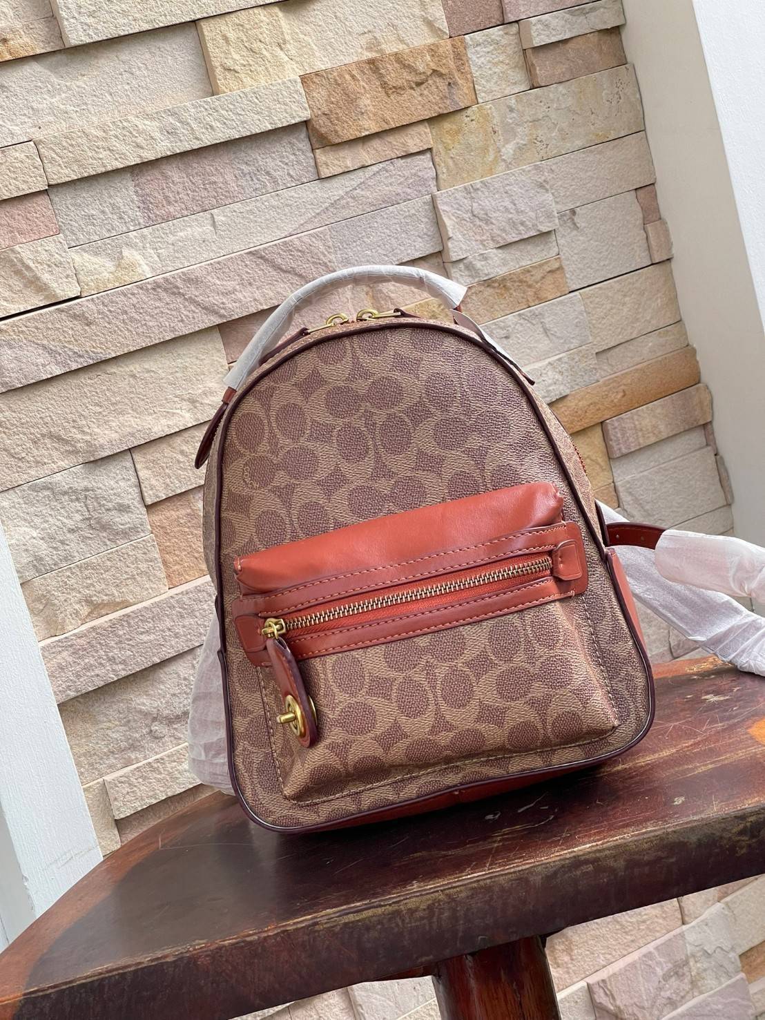 Coach Campus Backpack In Signature (Small) สาว ๆ คนไหนที่ชอบพกของเยอะและต้องการกระเป๋าที่ให้ความคล่องตัว ทะมัดทะแมง ใบนี้แนะนำเลยคะ ขนาดกำลังดี มีความหรูหราตามสไตล์ของ Coach ด้วยผ้าแคนวาสพิมพ์ลายเอกลักษณ์ของแบรนด์ มาพร้อมกับช่องซิปด้านหน้า เหมาะสำหรับจัดเ