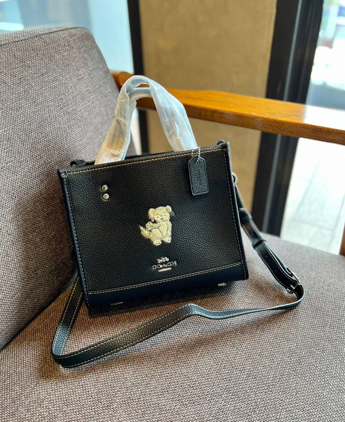 COACH DEMPSEY TOTE WITH HAPPY DOG ((CD448)) 🐶 รุ่นใหม่ล่าสุด น้องหมาน่ารักมากๆค่ะ! ยังไม่เข้าไทย กับกระเป๋าDempsey tote รุ่นใหม่ล่าสุด ที่ออกแบบด้านหน้ารูปสุนัขซุกซนเข้ามา ตรงใจใครหลายคนๆเลยทีเดียว หนังแท้อย่างดี หนังมีความนุ่มและนิ่มมากๆ หลงรักแน