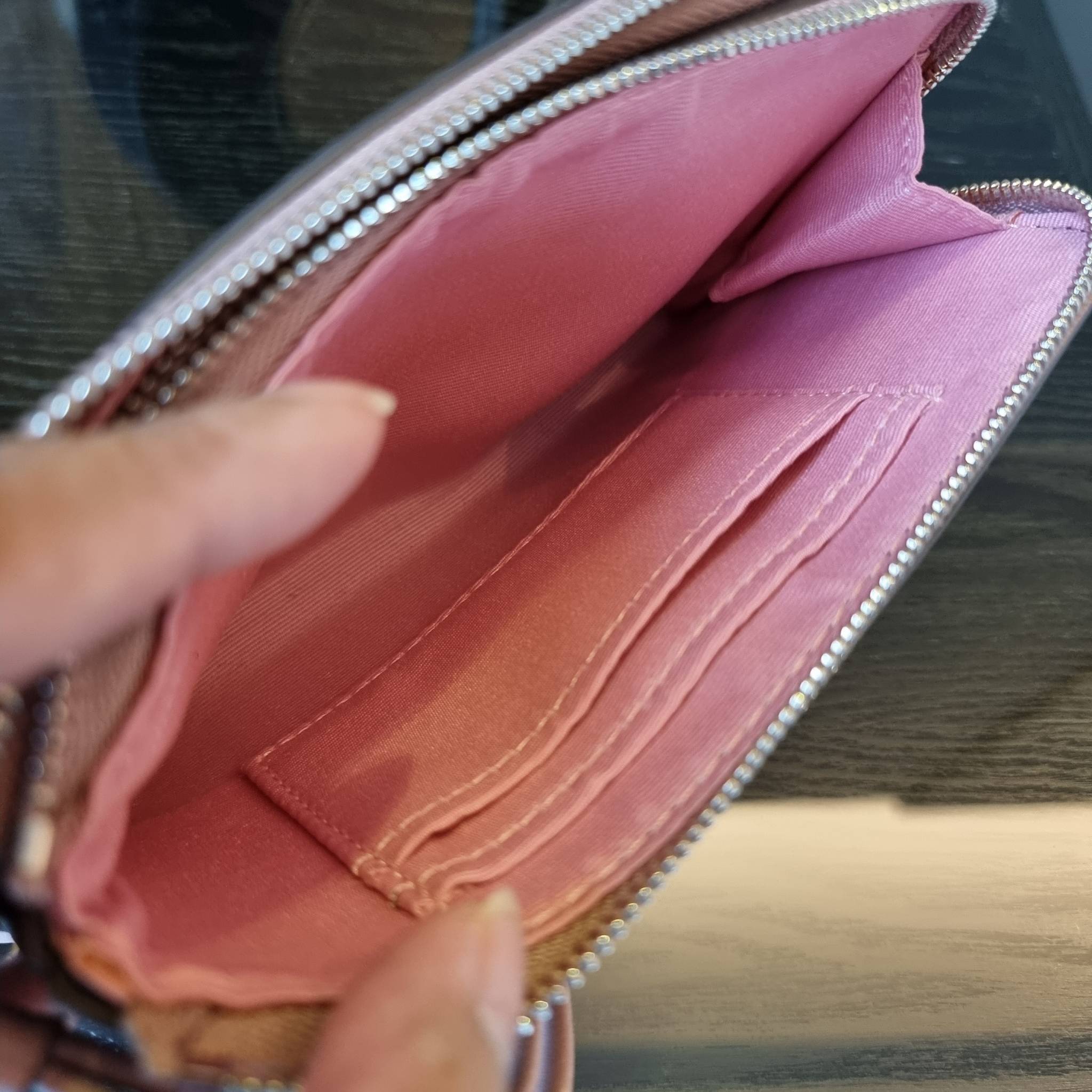 COACH F87591 DOUBLE CORNER ZIP WALLET IN SIGNATURE COATED CANVAS คล้องมือรุ่น 2 ซิป!! มาแล้วจ้า 🌟🤗 ไซส์นี้คือเหมาะมือจริงๆ พกง่ายเช่นเคย ไม่ต้องกังวลว่าจะเกะกะหรือกินพื้นที่กระเป๋าหลัก วัสดุหนังแคนวาสเคลือบลาย มีช่องหลักแยก 2 ช่อง ภายในบุผ