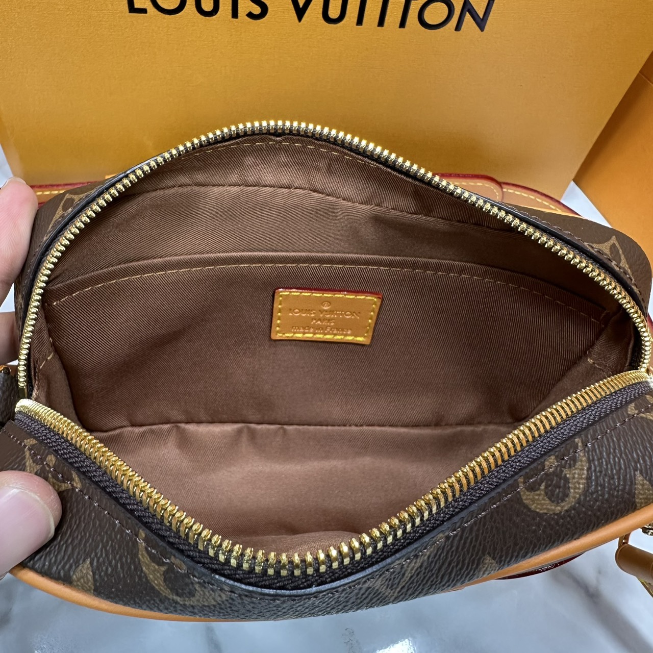 ORI หนังแท้ | LV Trocadéro Wearable Wallet Monogram Canvas 20cm กระเป๋าสะพายทรงแมสเซ็นเจอร์ดีไซน์ใช้เป็นกระเป๋าสตางค์ได้ ขนาดกำลังสวยกะทัดรัด คลาสสิคหรูหราคล่องตัว