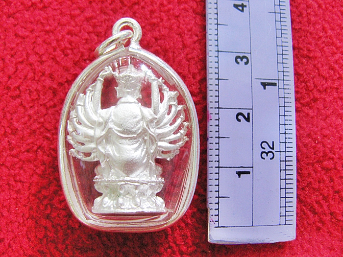 สินค้าหมดค่ะ จี้องค์เจ้าแม่กวนอิมพันมือองค์ใหญ่เนื้อเงินพ่นทรายเลี่ยมเงินไมครอนค่ะ