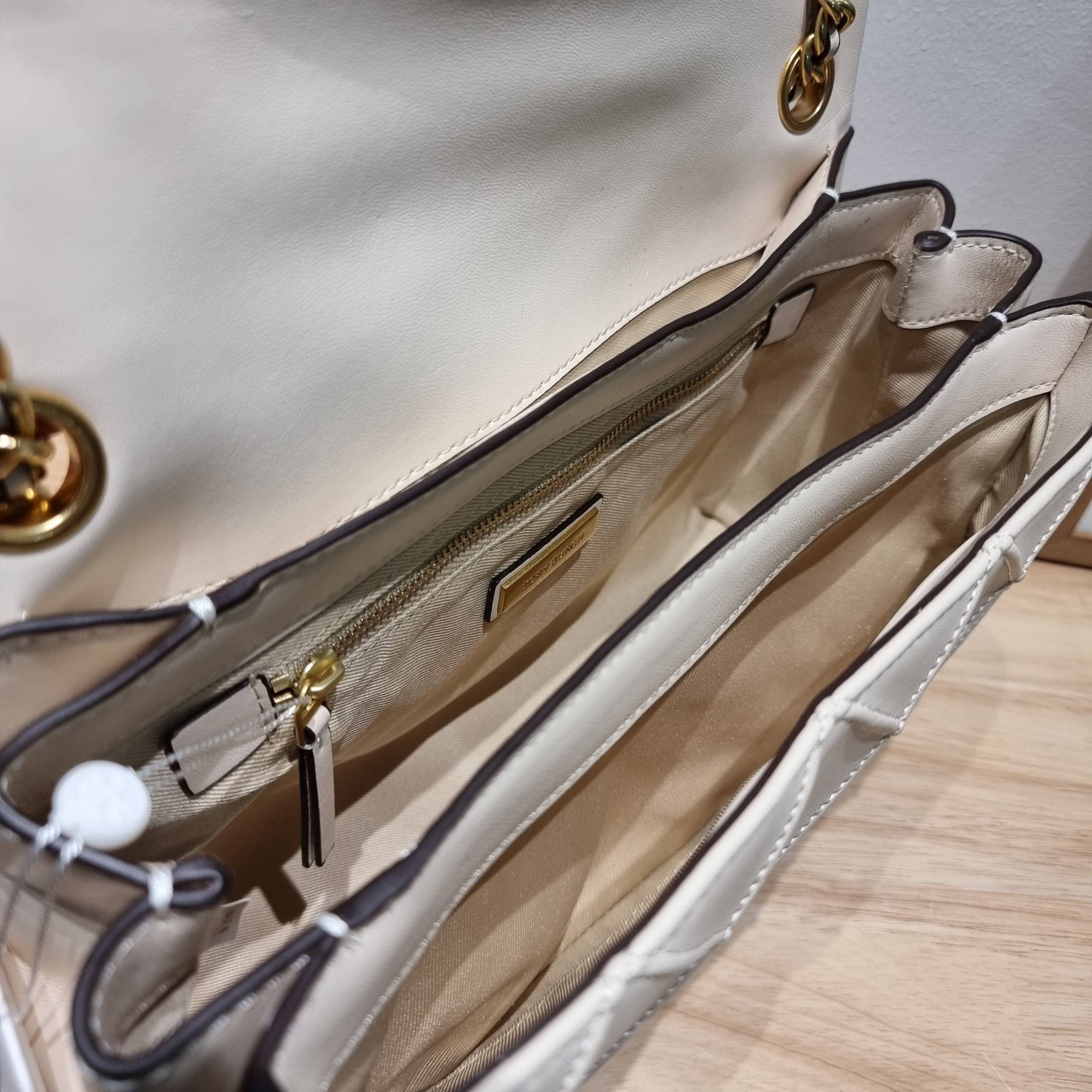 TORY BURCH FLEMING SOFT CONVERTIBLE SHOULDER BAG รุ่นหายาก กับดีไซน์ใหม่ล่าสุด มาพร้อมเสิร์ฟความสวยถึงบ้านไปเลย กับกระเป๋าสะพายไหล่ขนาดกำลังสวย หนังแท้นิ่มเต็มใบ สัมผัสสบายมือ