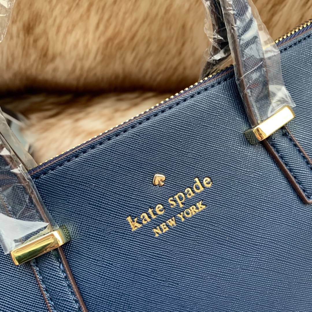 ของแท้ 💯% Kate Spade New York Cross Body Bag กระเป๋าถือหรือสะพาย หนัง Saffiano ภายในมีช่องซิปและช่องเล็ก มีหมุดรองฐานกันรอย 4 มุม อะไหล่ทองทั้งใบ ขนาดกำลังดี ใส่กระเป๋าสตางค์ยาวได้ค่ะ
