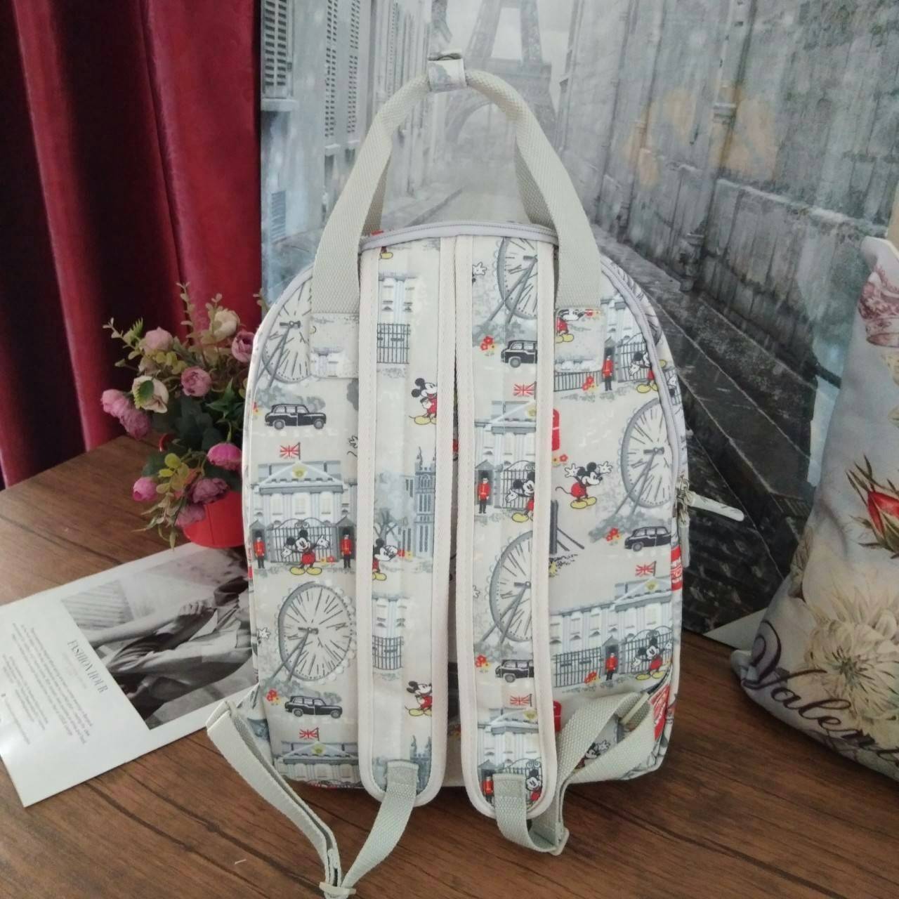 Cath Kidston Backpack Bag - กระเป๋าเป้ สไตล์วินเทจสุดฮิต - เปิด/ปิดกระเป๋าด้วยซิปรอบ - ภายใน มีช่องซิปใหญ่ใส่ของ 2 ช่อง จุของได้เยอะ - ด้านหน้ามีช่องซิปเล็ก 1 ช่อง