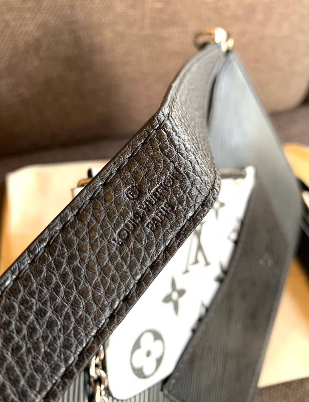 VIP 🥂 LOUIS VUITTON MARELLR EPI LEATHER รุ่นนี้ลายหนังเป็นลายไม้ มีโลโก้แบรนด์แบบฉลุด้านหน้า มาพร้อมกระเป๋าใบลูกแบบซิปจัดเก็บได้ตรงช่องด้านหน้า สามารถถอดออกแยกใช้งานได้ต่างหากนะคะ เปิดปิดกระเป๋าแบบซิป ภายในโล่ง สามารถใส่กระเป๋าเงินใบยาวได้;ของจุกจ