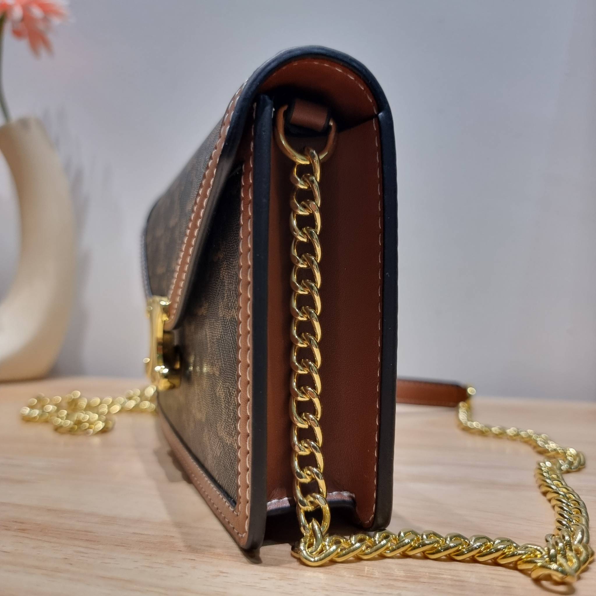 CELINE WALLET ON CHAIN TRIOMPHE CANVAS AND CALFSKIN ใหม่ล่าสุด สวยเฉี่ยว ไม่เหมือนใคร กับกระเป๋าสะพายกึ่งกระเป๋าสตางค์ ที่ใช้งานได้หลากหลายฟังก์ชั่น สะพายข้างได้ ถอดสายออกพกเป็นคลัทช์ได้