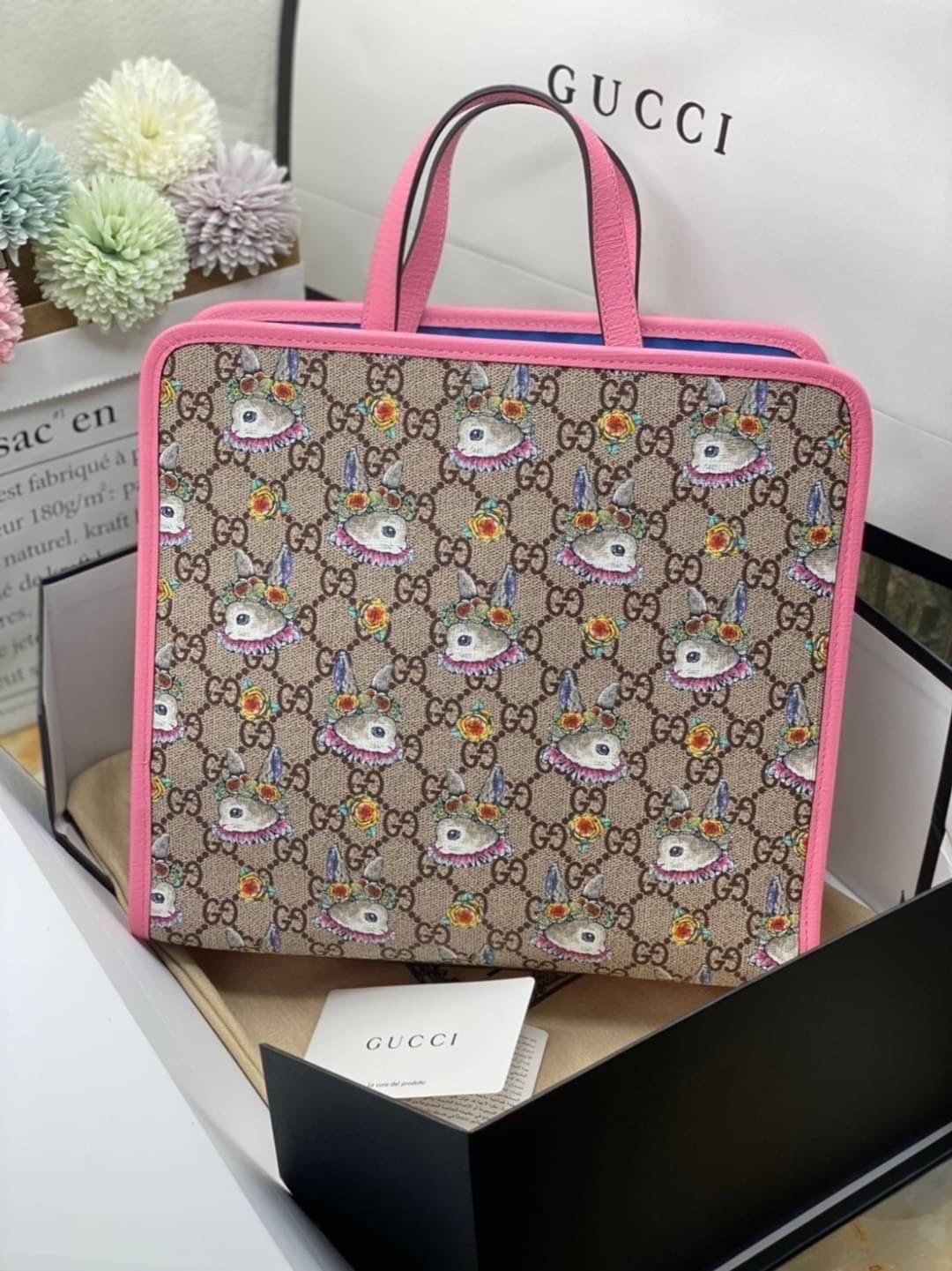 Ori GUCCI Children's tote bag GG kids ที่สุดของความน่ารัก ลิมิเต็ดแบบไม่มีเอาท์ สาวๆสายหวานไม่ควรพลาดด้วยประการทั้งปวงเลยค่าา หนังแท้เกรดดีที่สุด พิมพ์ลายแบรนด์รอบใบเทคเจอร์สวยอยู่ทรง ภายในมีโลโก้กว้างและจุสุดๆใส่สัมภาระได้เยอะ ภาพถ่ายจ