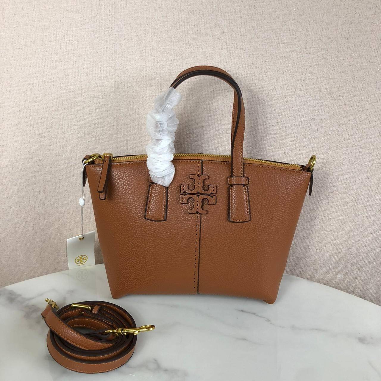 ของแท้ 💯% กระเป๋าถือ หรือสะพาย TORY BURCH เปิด - ปิดกระเป๋าด้วยซิป ด้านในมีช่องซิป 1 ช่องและช่องใส่ของ 2 ช่อง มาพร้อมสายสะพายยาว สามารถถอดและปรับระดับได้ 3 ระดับค่ะ