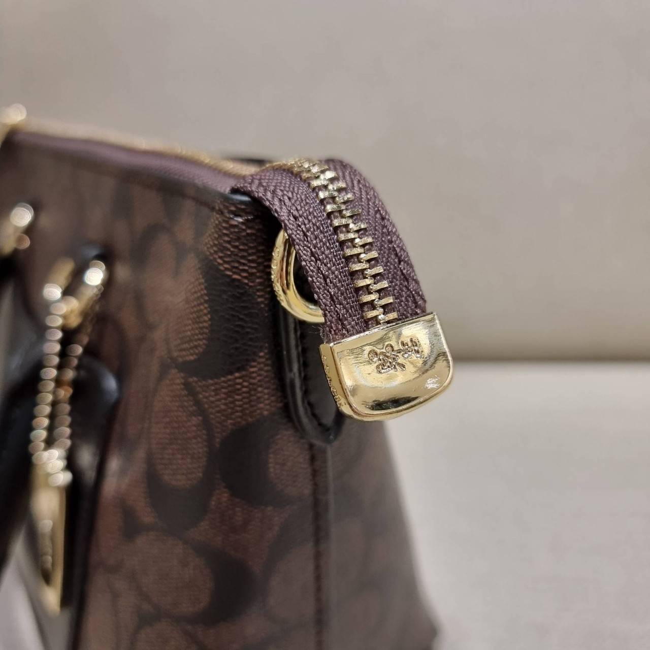 COACH F38089 MINI EMMA SATCHEL IN SIGNATURE CANVAS รุ่นหายาก รุ่นที่สาวๆตามหา จัดมาให้สมกับที่รอคอยกันไปเลยจ้า!! เป็นรุ่นที่ดีไซน์ออกมาให้ใช้งานง่าย สะดวก สวย หรู ดูดี!! กระเป๋าสะพายทรงสวย วัสดุหนังแคนวาสเคลือบลาย มาพร้อมสายสะพายข้างและหูจับในตัว ถอดออกถื