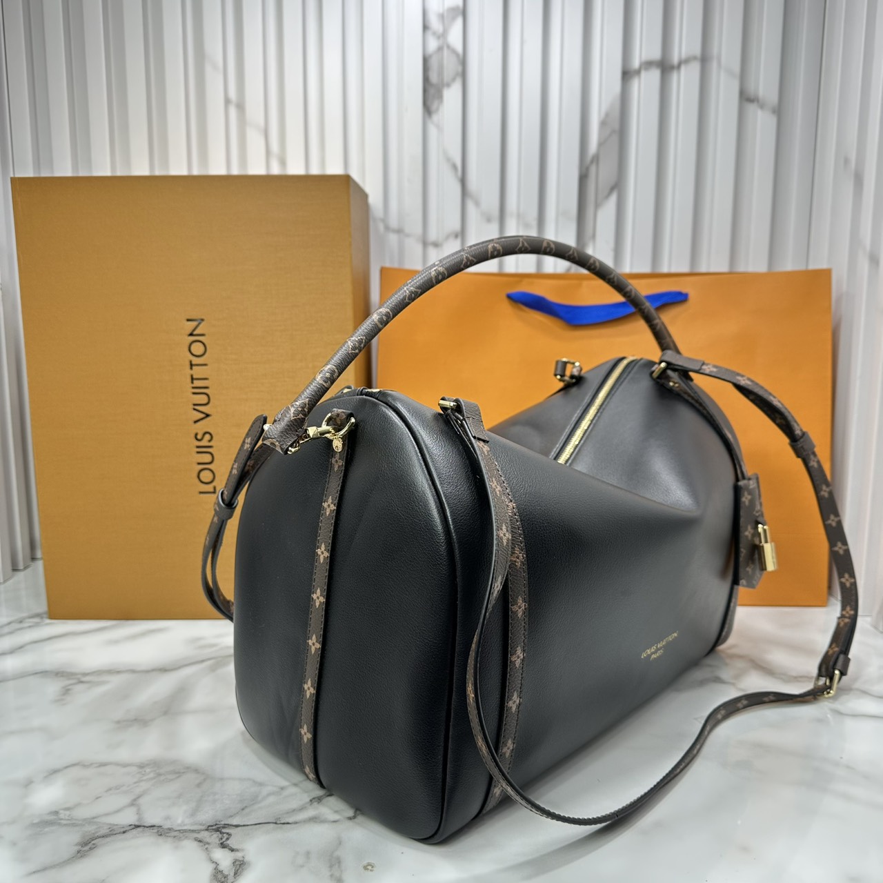 ORI หนังแท้ | LV Express MM Bag 30cm กระเป๋าสะพายทรงหมอนสปีดี้ดีไซน์ใหม่ล่าสุด โฉบเฉี่ยว แต่งคาดหน้าโมโนแกรมโดดเด่น ตัวกระเป๋าสีพื้นตัดกันอย่างลงตัว พร้อมหูแบบจับยาวถอดได้จะถือหรือคล้องไหล่ก็เก๋