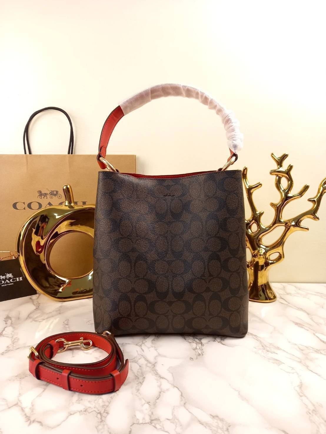 ใบใหญ่ 10" COACH TOWN BUCKET BAG IN SIGNATURE CANVAS (COACH 91512) 🌺 เป็นสีที่ขายดีมากๆ และหายากมากๆด้วย!! //ขนาด 10 นิ้ว ใส่ของได้จุใจ!! //กระเป๋าสะพายข้าง //วัสดุหนังแคนวาสอย่างดี หนังสวย อยู่ทรง มีสายสะพายยาว ใช้สะพายเป็นคลอสบอดี้ได้ สายยา