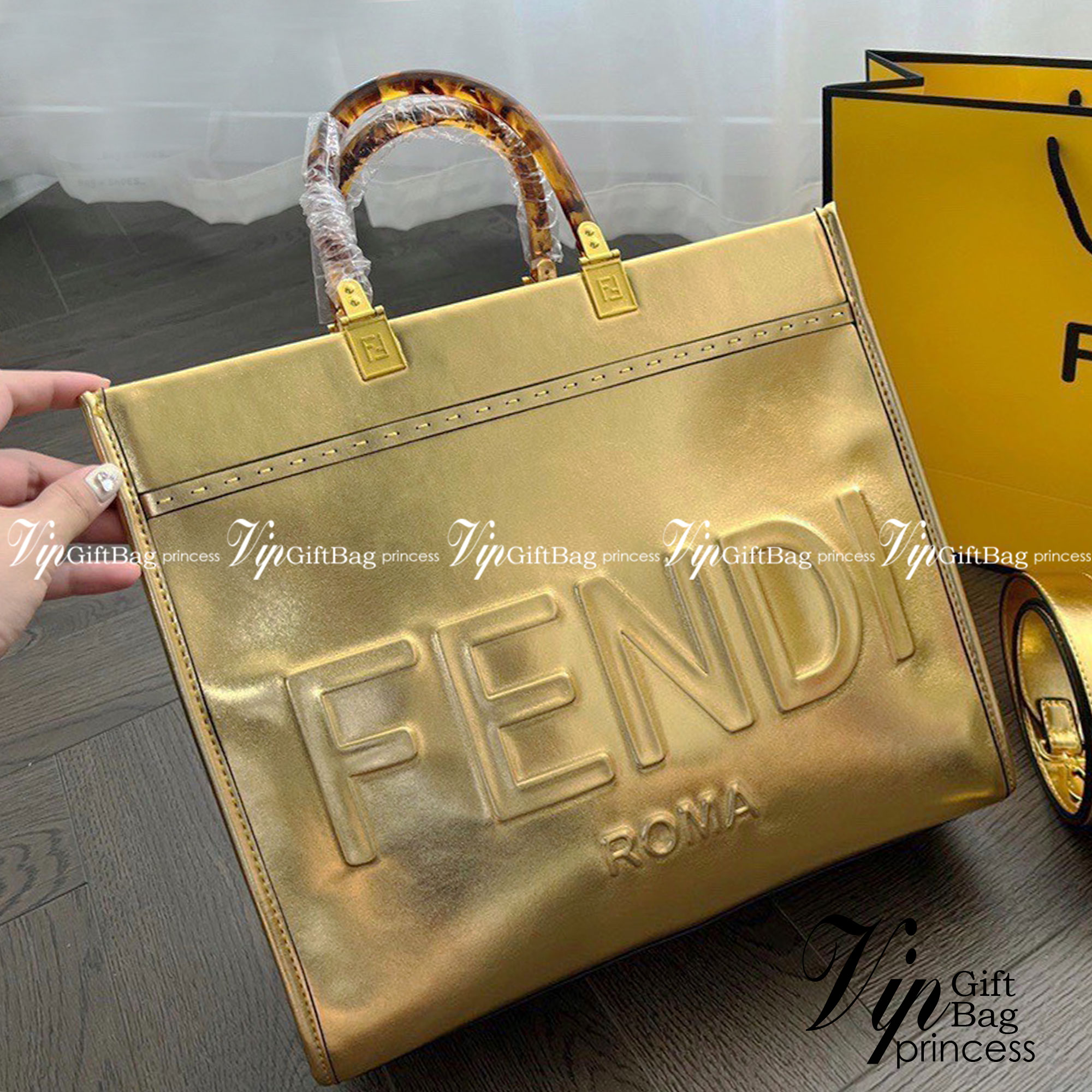FENDI Sunshine Medium Leather Tote Metallic Gold / FENDI Shopping bag กระเป๋าสะพายทรง shopping สีทองสวยหรู ใบใหญ่ จุใจ!! ดีไซน์คลาสสิควินเทจ สวยหรู ภายในโล่งกว้างมากๆ ใส่ของจุสุดๆ