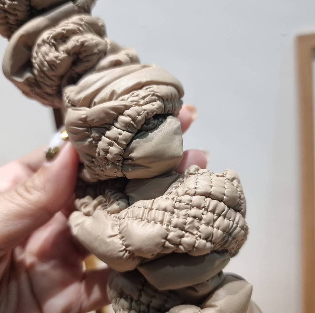 Carlyn cozy bag / Carlyn glaze bag 13 สีพร้อมส่ง อีกหนึ่งคอลเด็ด ที่ฮิตแบบฉุดไม่อยู่ กับไอเท็มนุ่มนิ่มจากเกาหลี พร้อมสีใหม่ล่าสุด กระเป๋าสะพายก้อนเมฆสุดเก๋ ที่สามารถใช้ได้หลากหลาย