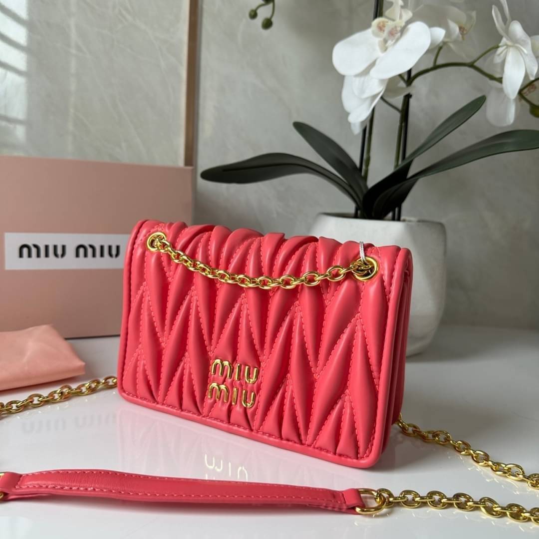 Miu Miu Matelassé Nappa Leather Mini Bag / Miu Miu Woman’S Bag Chain Mini bag กระเป๋ามินิรูปทรงสี่เหลี่ยมวัสดุหนังNappa มีความนุ่มมือและเงางาม